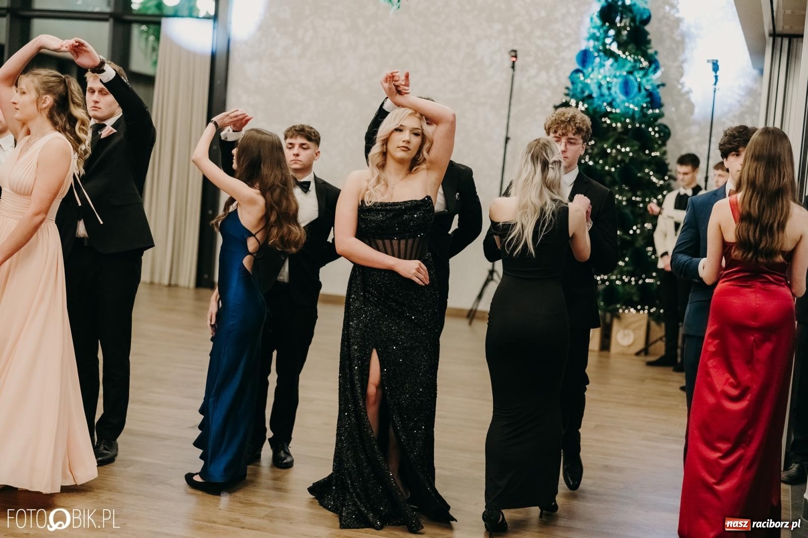 Zdjęcie w galerii na portalu naszraciborz.pl: Studniówka raciborskiego Mechanika na bis. Jeden bal, dwa fotoreportaże [FOTO i WIDEO] wiadomości z regionu