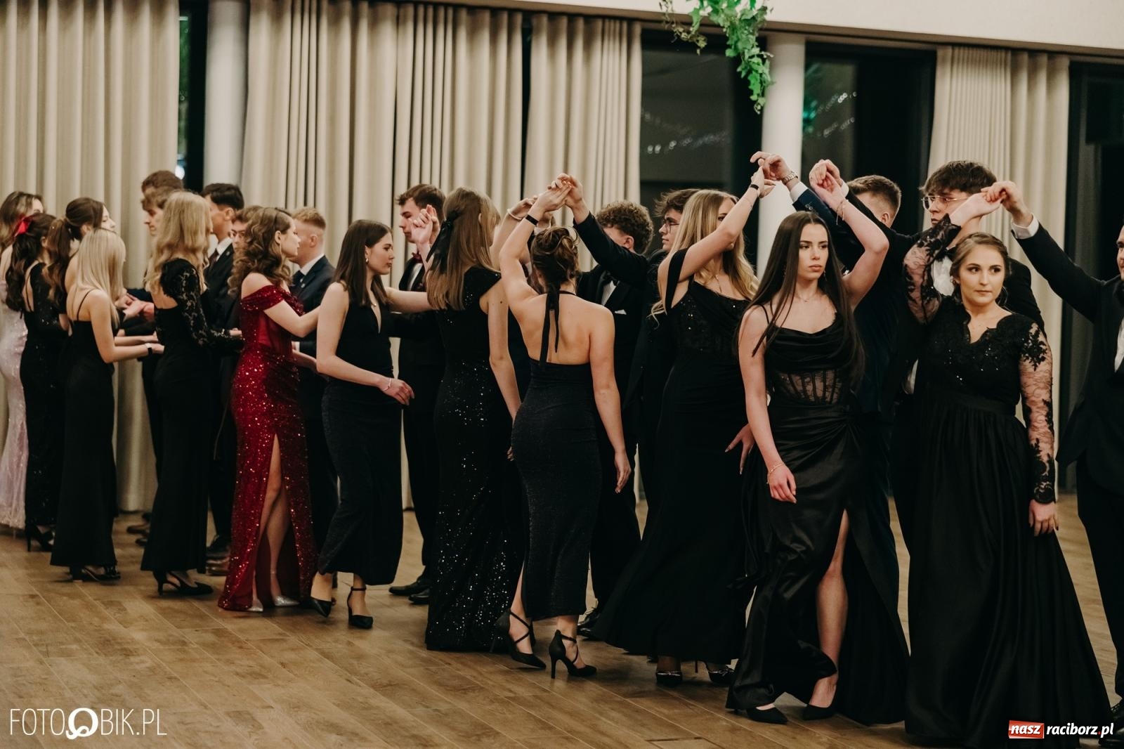 Zdjęcie w galerii na portalu naszraciborz.pl: Studniówka raciborskiego Mechanika na bis. Jeden bal, dwa fotoreportaże [FOTO i WIDEO] wiadomości z regionu