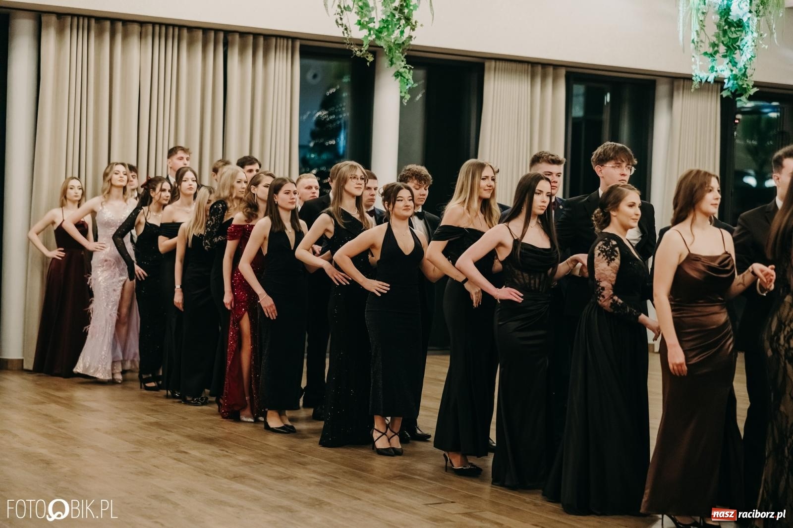 Zdjęcie w galerii na portalu naszraciborz.pl: Studniówka raciborskiego Mechanika na bis. Jeden bal, dwa fotoreportaże [FOTO i WIDEO] wiadomości z regionu