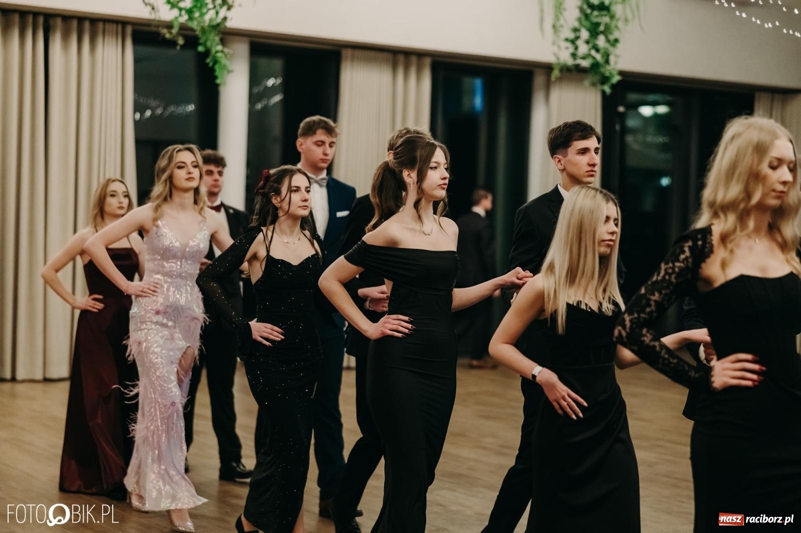 Zdjęcie w galerii na portalu naszraciborz.pl: Studniówka raciborskiego Mechanika na bis. Jeden bal, dwa fotoreportaże [FOTO i WIDEO] wiadomości z regionu