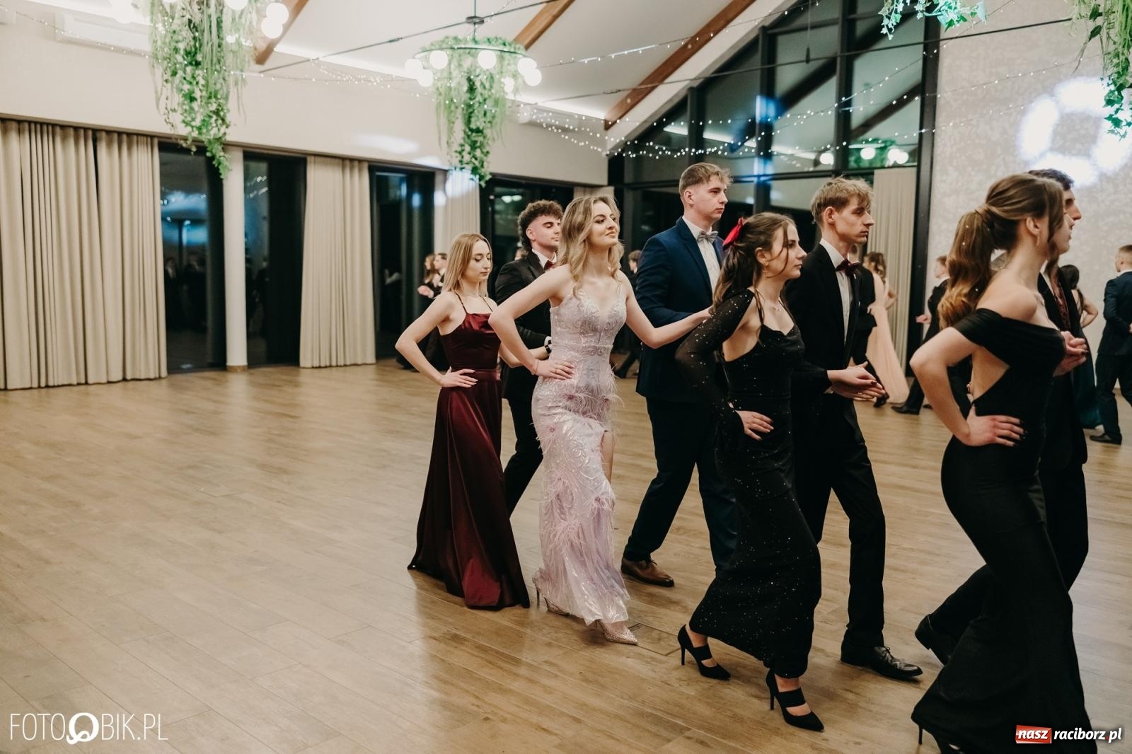 Zdjęcie w galerii na portalu naszraciborz.pl: Studniówka raciborskiego Mechanika na bis. Jeden bal, dwa fotoreportaże [FOTO i WIDEO] wiadomości z regionu