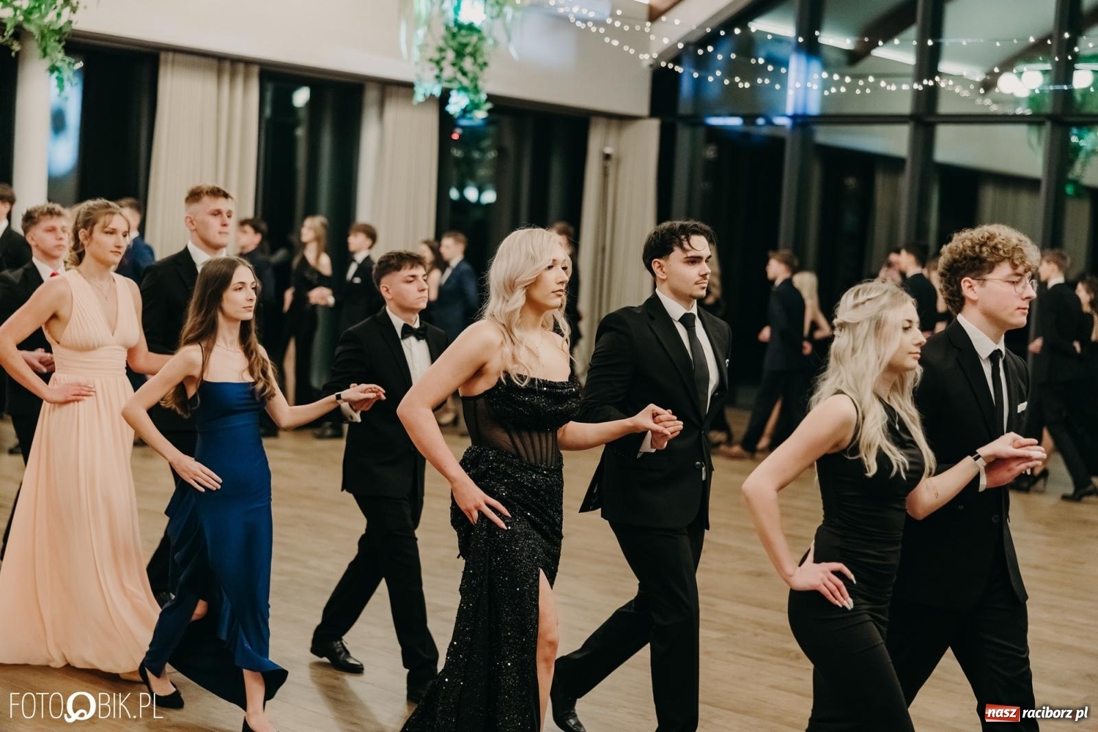 Zdjęcie w galerii na portalu naszraciborz.pl: Studniówka raciborskiego Mechanika na bis. Jeden bal, dwa fotoreportaże [FOTO i WIDEO] wiadomości z regionu