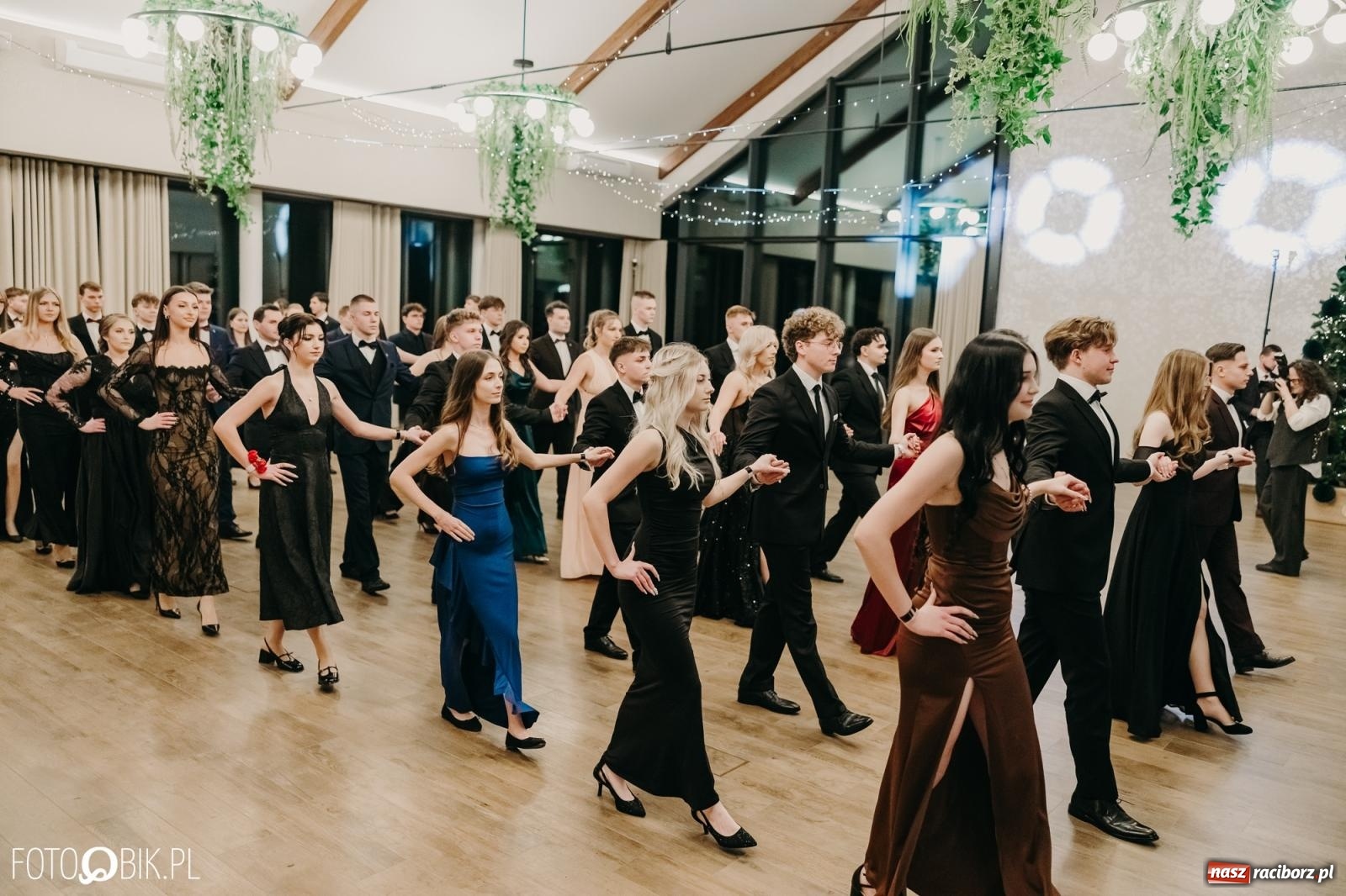 Zdjęcie w galerii na portalu naszraciborz.pl: Studniówka raciborskiego Mechanika na bis. Jeden bal, dwa fotoreportaże [FOTO i WIDEO] wiadomości z regionu