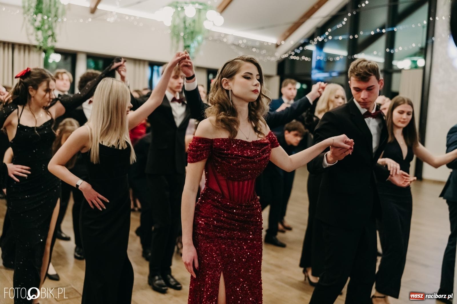 Zdjęcie w galerii na portalu naszraciborz.pl: Studniówka raciborskiego Mechanika na bis. Jeden bal, dwa fotoreportaże [FOTO i WIDEO] wiadomości z regionu