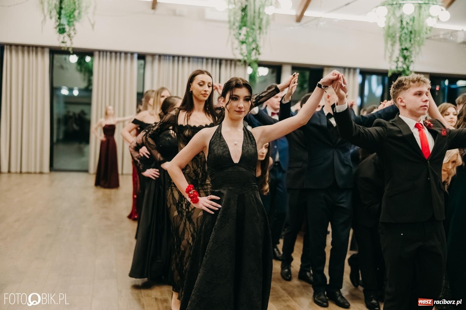 Zdjęcie w galerii na portalu naszraciborz.pl: Studniówka raciborskiego Mechanika na bis. Jeden bal, dwa fotoreportaże [FOTO i WIDEO] wiadomości z regionu