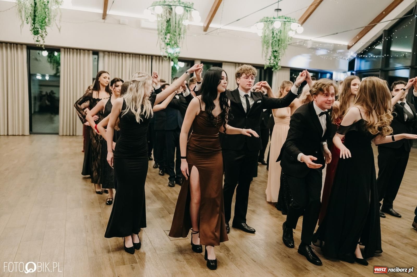 Zdjęcie w galerii na portalu naszraciborz.pl: Studniówka raciborskiego Mechanika na bis. Jeden bal, dwa fotoreportaże [FOTO i WIDEO] wiadomości z regionu