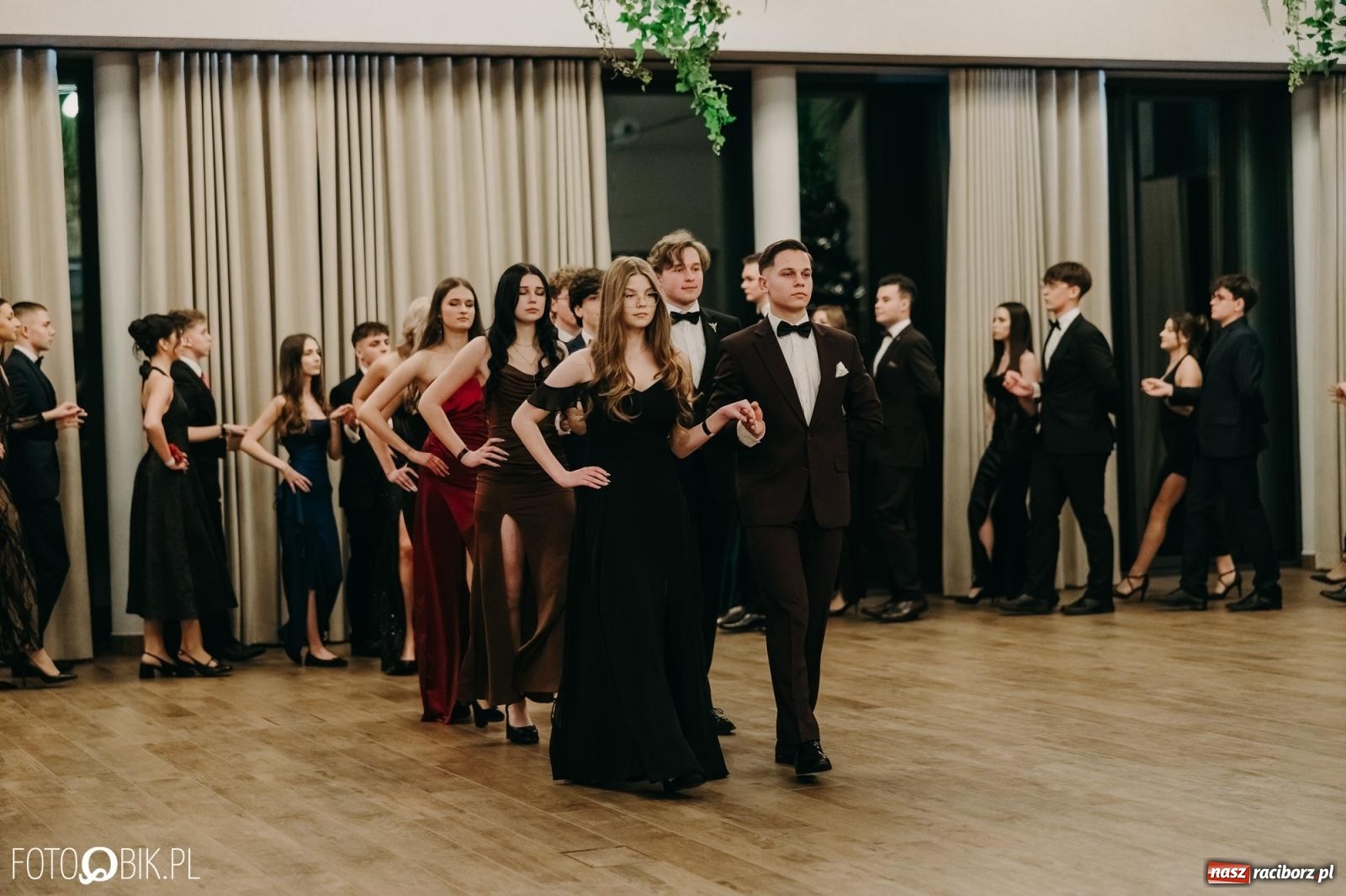 Zdjęcie w galerii na portalu naszraciborz.pl: Studniówka raciborskiego Mechanika na bis. Jeden bal, dwa fotoreportaże [FOTO i WIDEO] wiadomości z regionu