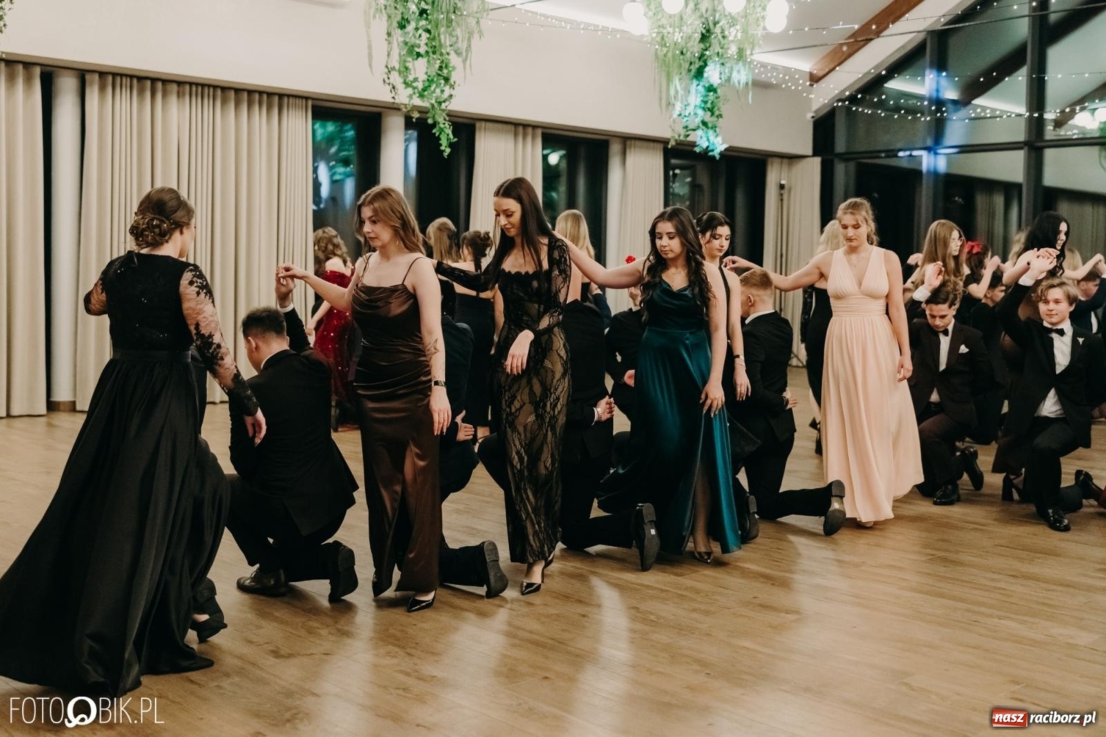 Zdjęcie w galerii na portalu naszraciborz.pl: Studniówka raciborskiego Mechanika na bis. Jeden bal, dwa fotoreportaże [FOTO i WIDEO] wiadomości z regionu