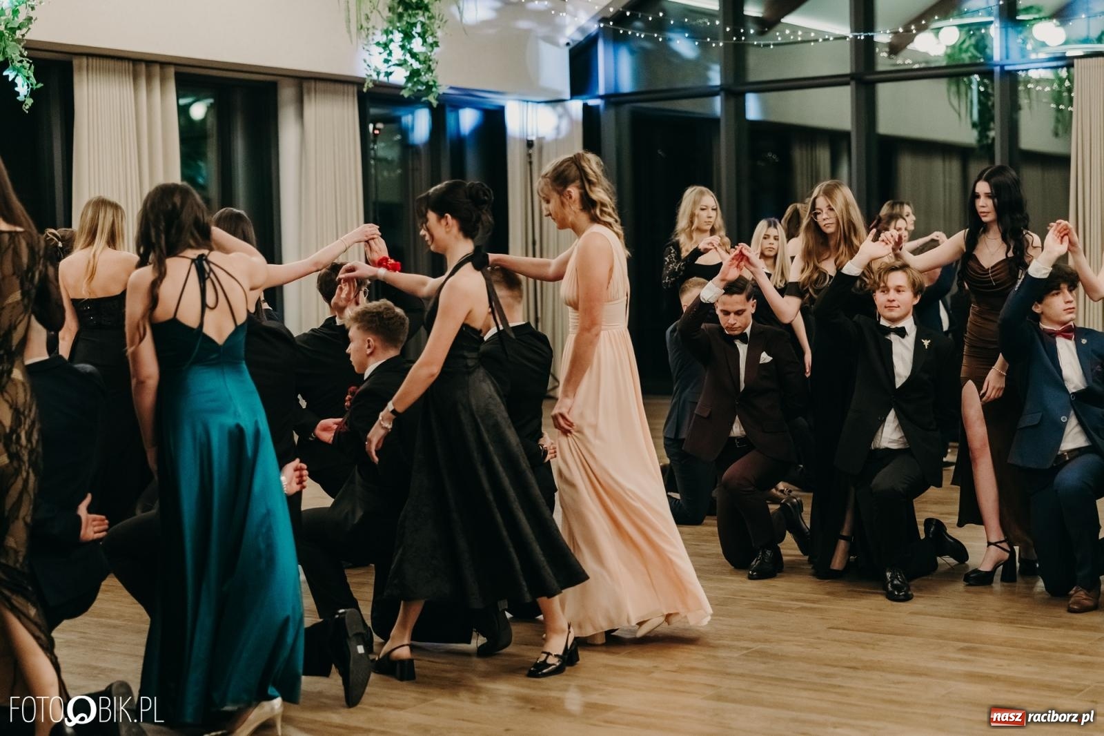 Zdjęcie w galerii na portalu naszraciborz.pl: Studniówka raciborskiego Mechanika na bis. Jeden bal, dwa fotoreportaże [FOTO i WIDEO] wiadomości z regionu