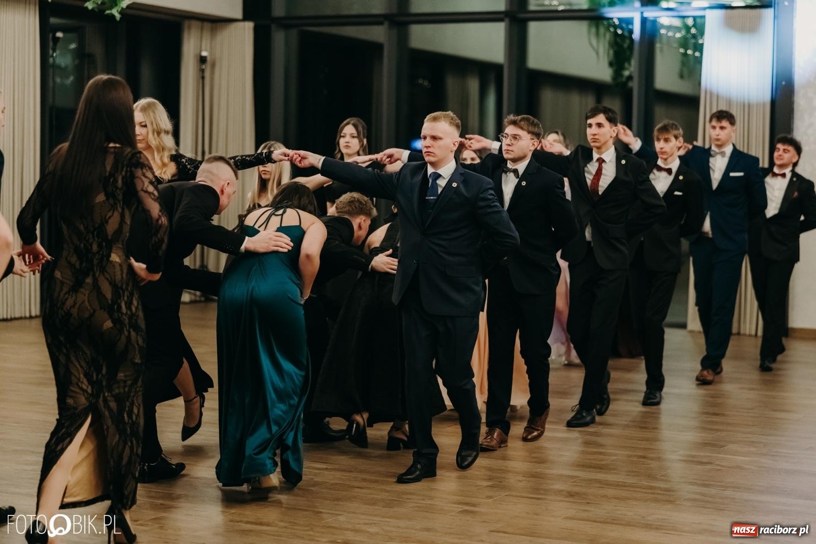 Zdjęcie w galerii na portalu naszraciborz.pl: Studniówka raciborskiego Mechanika na bis. Jeden bal, dwa fotoreportaże [FOTO i WIDEO] wiadomości z regionu