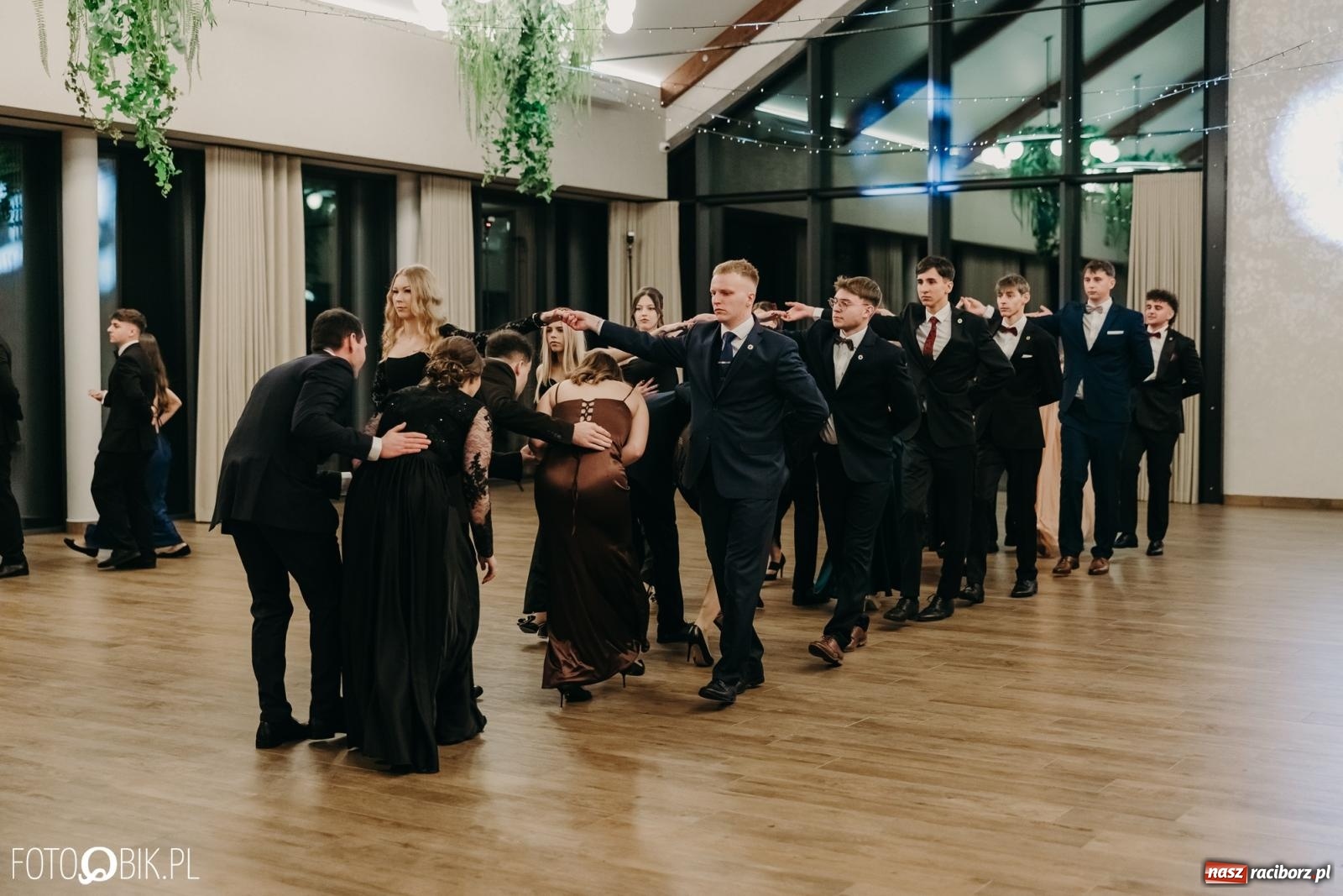 Zdjęcie w galerii na portalu naszraciborz.pl: Studniówka raciborskiego Mechanika na bis. Jeden bal, dwa fotoreportaże [FOTO i WIDEO] wiadomości z regionu