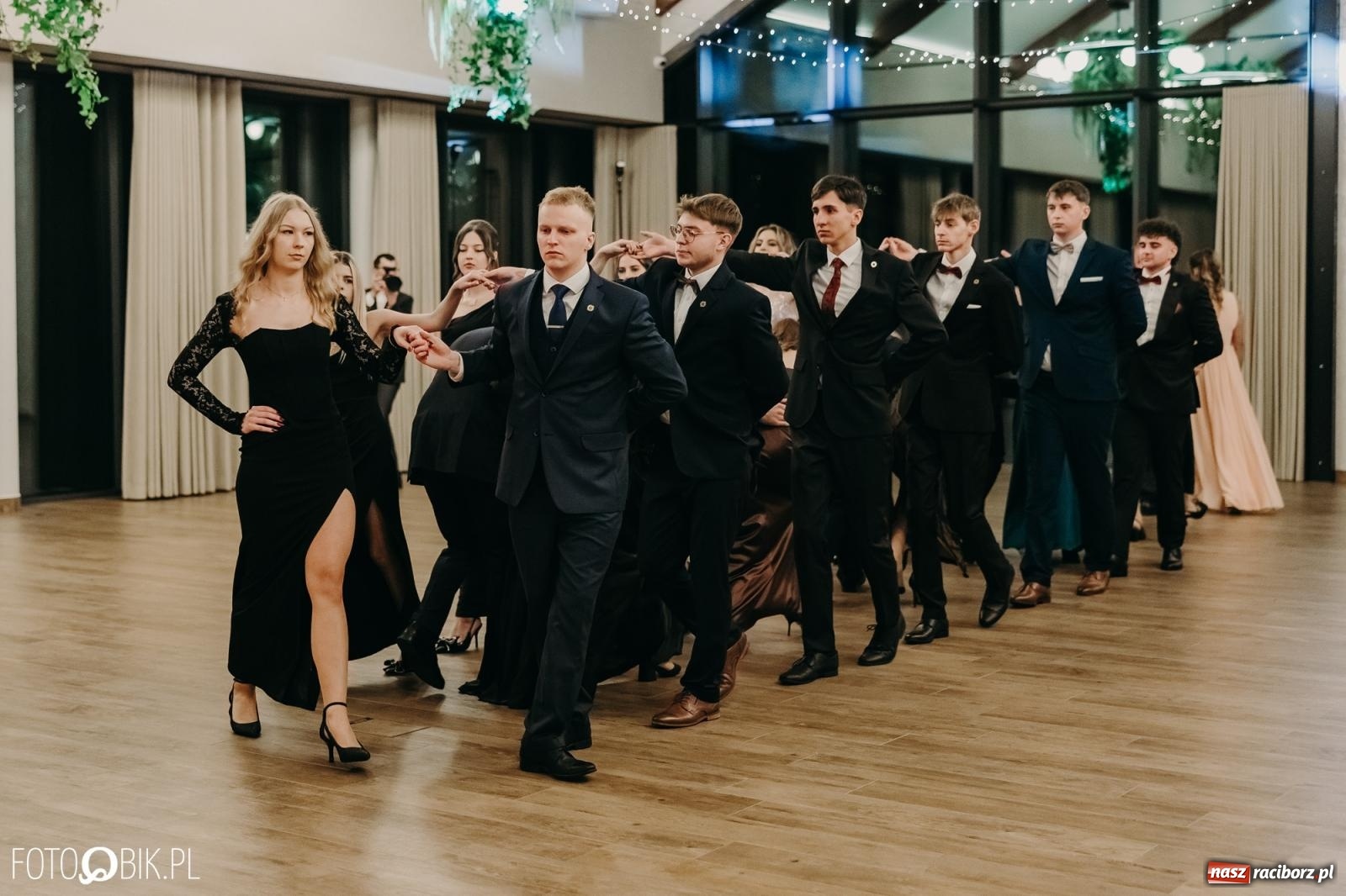 Zdjęcie w galerii na portalu naszraciborz.pl: Studniówka raciborskiego Mechanika na bis. Jeden bal, dwa fotoreportaże [FOTO i WIDEO] wiadomości z regionu