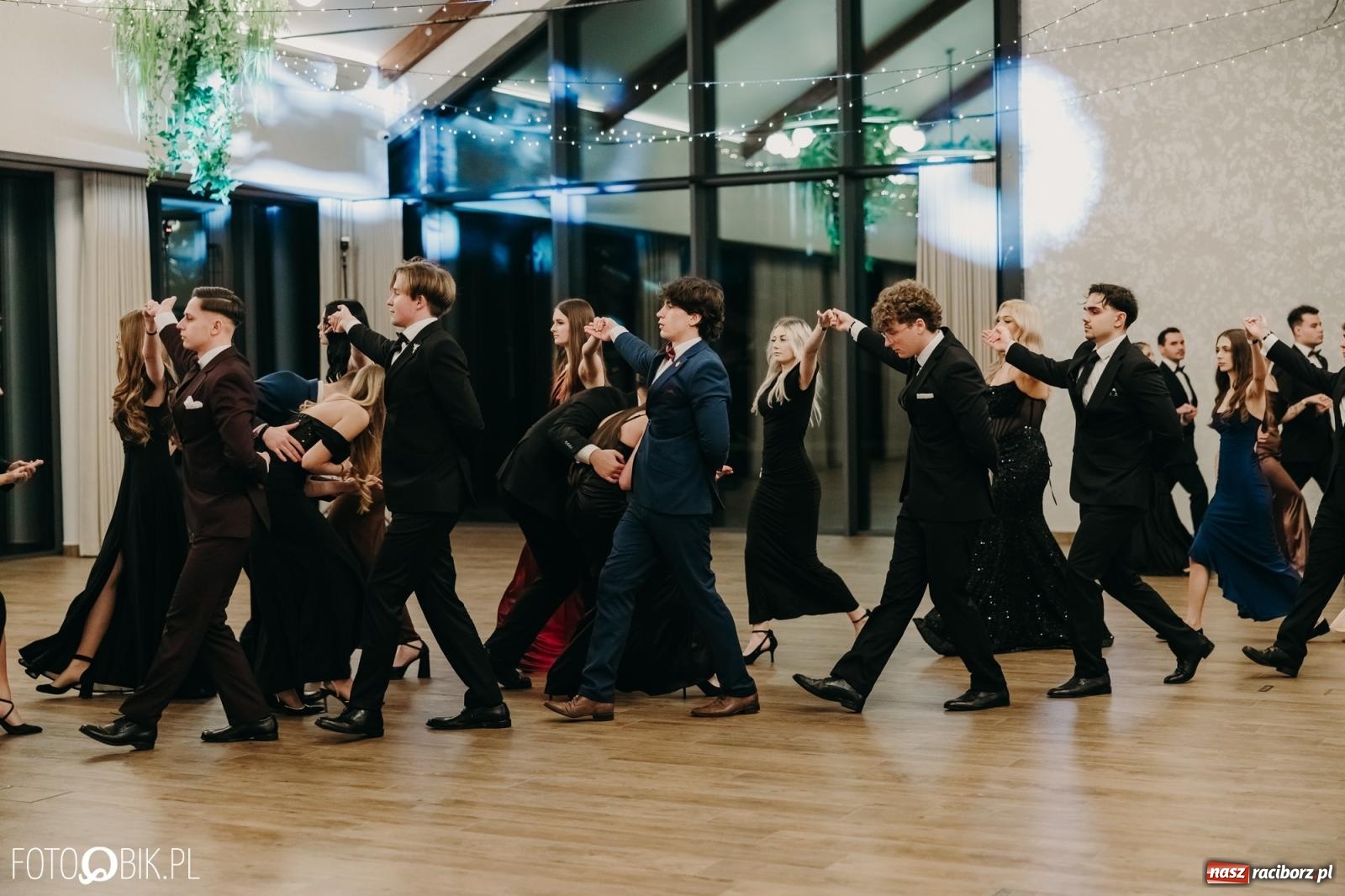 Zdjęcie w galerii na portalu naszraciborz.pl: Studniówka raciborskiego Mechanika na bis. Jeden bal, dwa fotoreportaże [FOTO i WIDEO] wiadomości z regionu