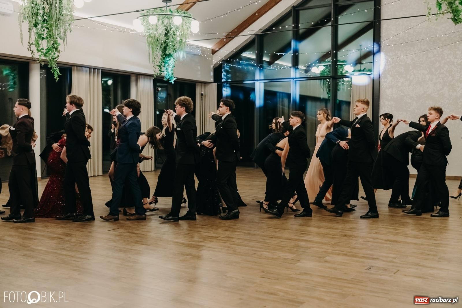 Zdjęcie w galerii na portalu naszraciborz.pl: Studniówka raciborskiego Mechanika na bis. Jeden bal, dwa fotoreportaże [FOTO i WIDEO] wiadomości z regionu