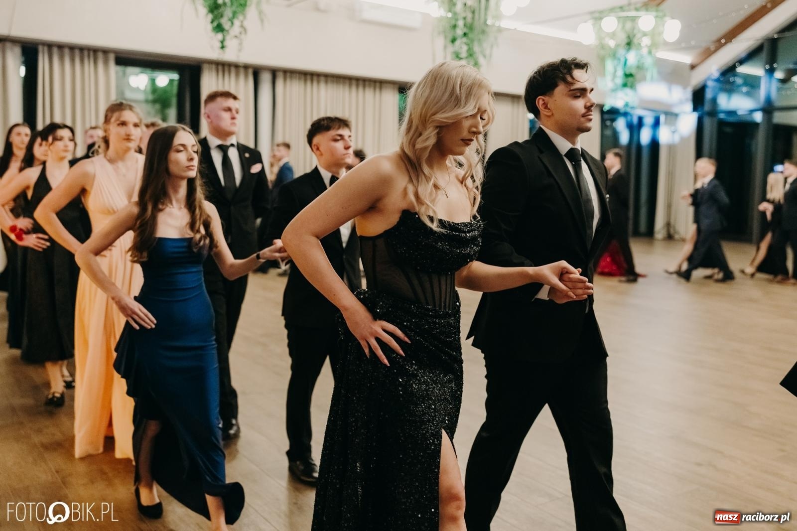 Zdjęcie w galerii na portalu naszraciborz.pl: Studniówka raciborskiego Mechanika na bis. Jeden bal, dwa fotoreportaże [FOTO i WIDEO] wiadomości z regionu