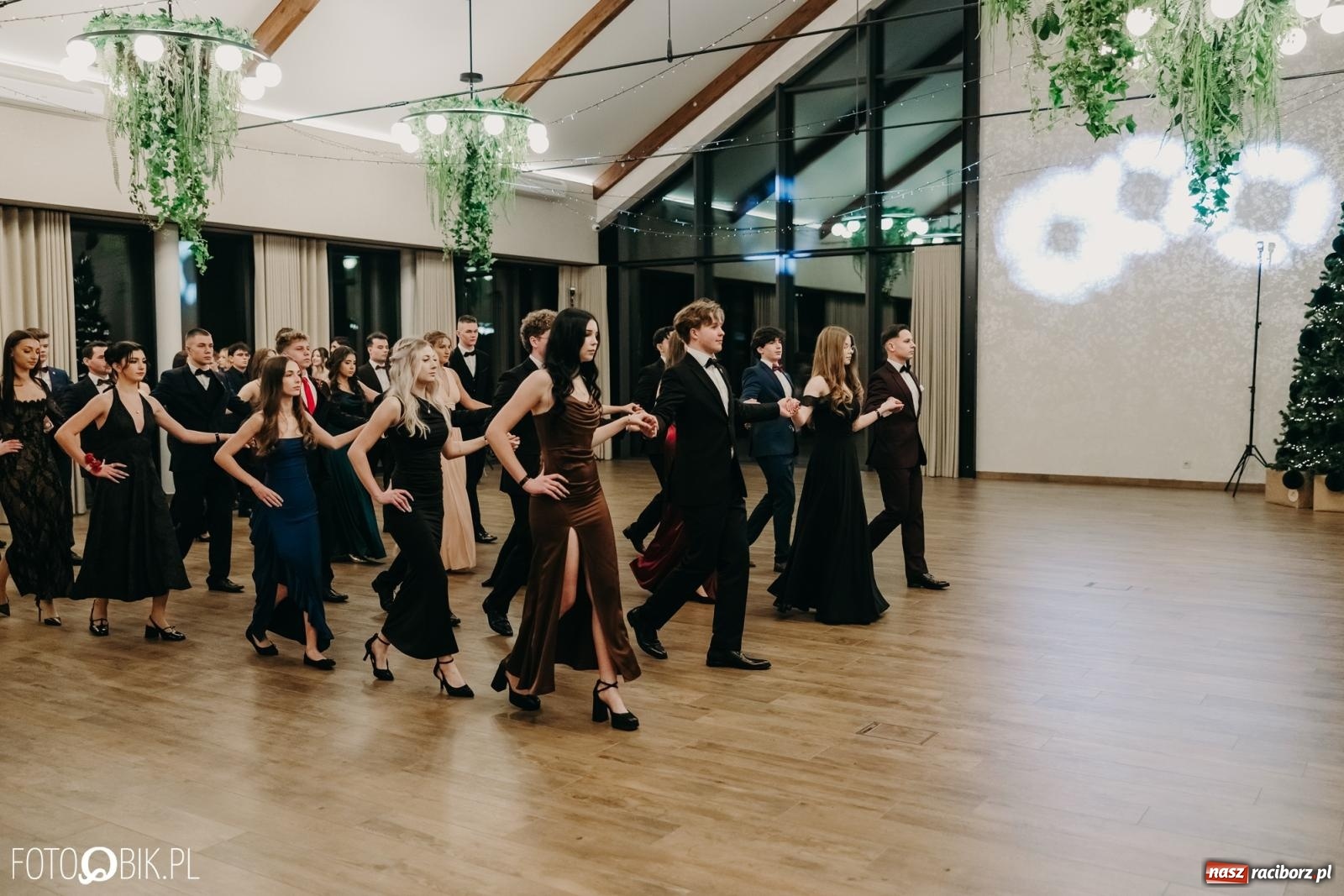 Zdjęcie w galerii na portalu naszraciborz.pl: Studniówka raciborskiego Mechanika na bis. Jeden bal, dwa fotoreportaże [FOTO i WIDEO] wiadomości z regionu