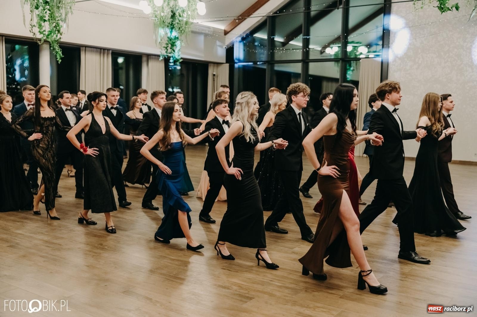 Zdjęcie w galerii na portalu naszraciborz.pl: Studniówka raciborskiego Mechanika na bis. Jeden bal, dwa fotoreportaże [FOTO i WIDEO] wiadomości z regionu