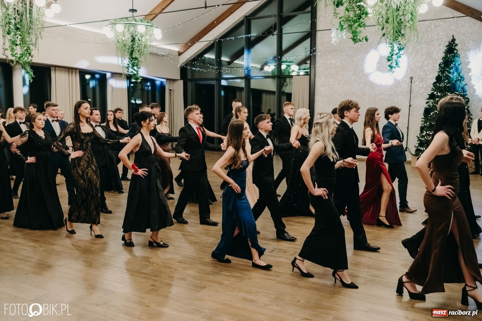 Zdjęcie w galerii na portalu naszraciborz.pl: Studniówka raciborskiego Mechanika na bis. Jeden bal, dwa fotoreportaże [FOTO i WIDEO] wiadomości z regionu