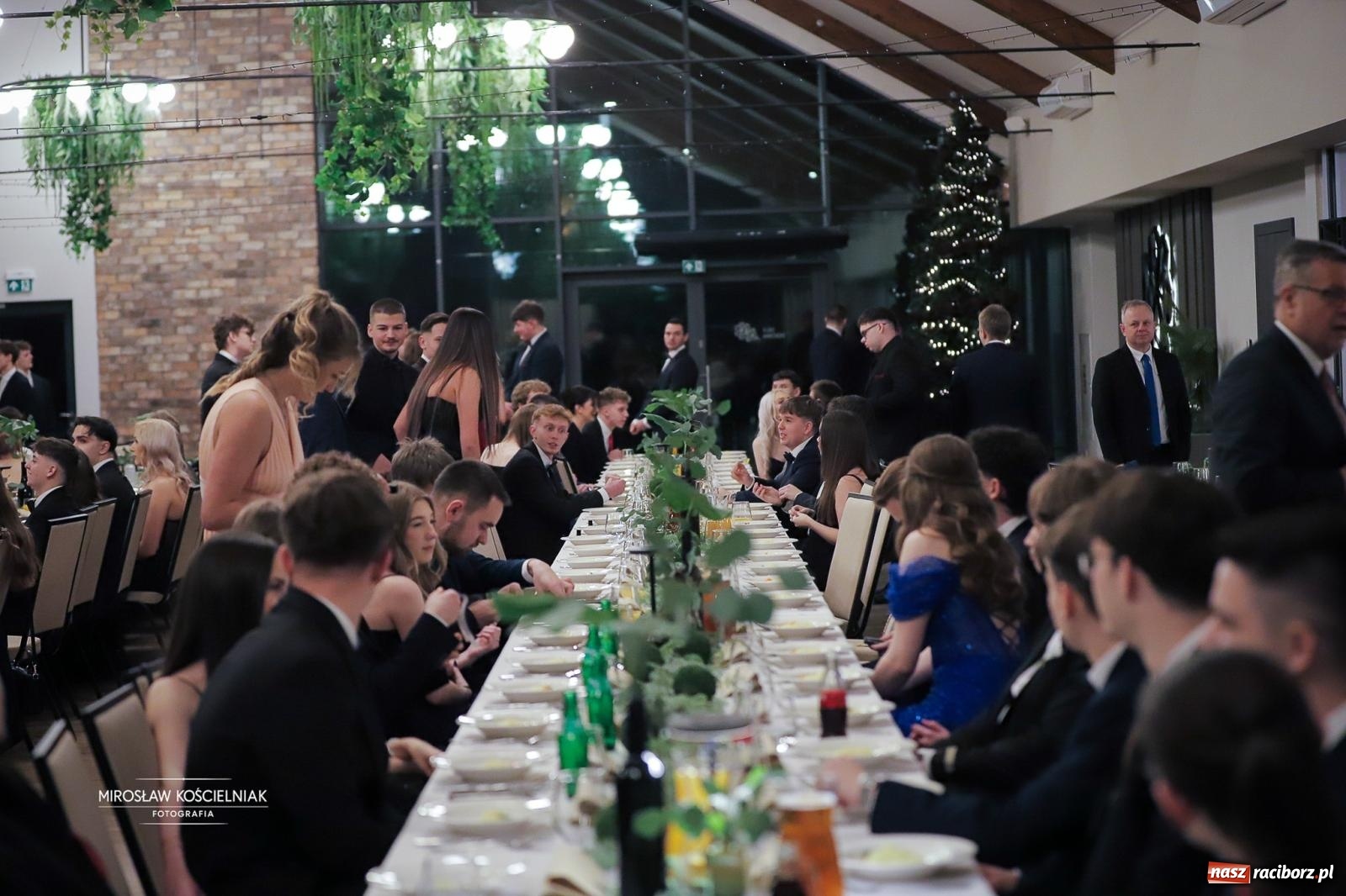 Zdjęcie w galerii na portalu naszraciborz.pl: Studniówka raciborskiego Mechanika – wszystkie klasy bawią się wspólnie [FOTO i WIDEO] wiadomości z regionu