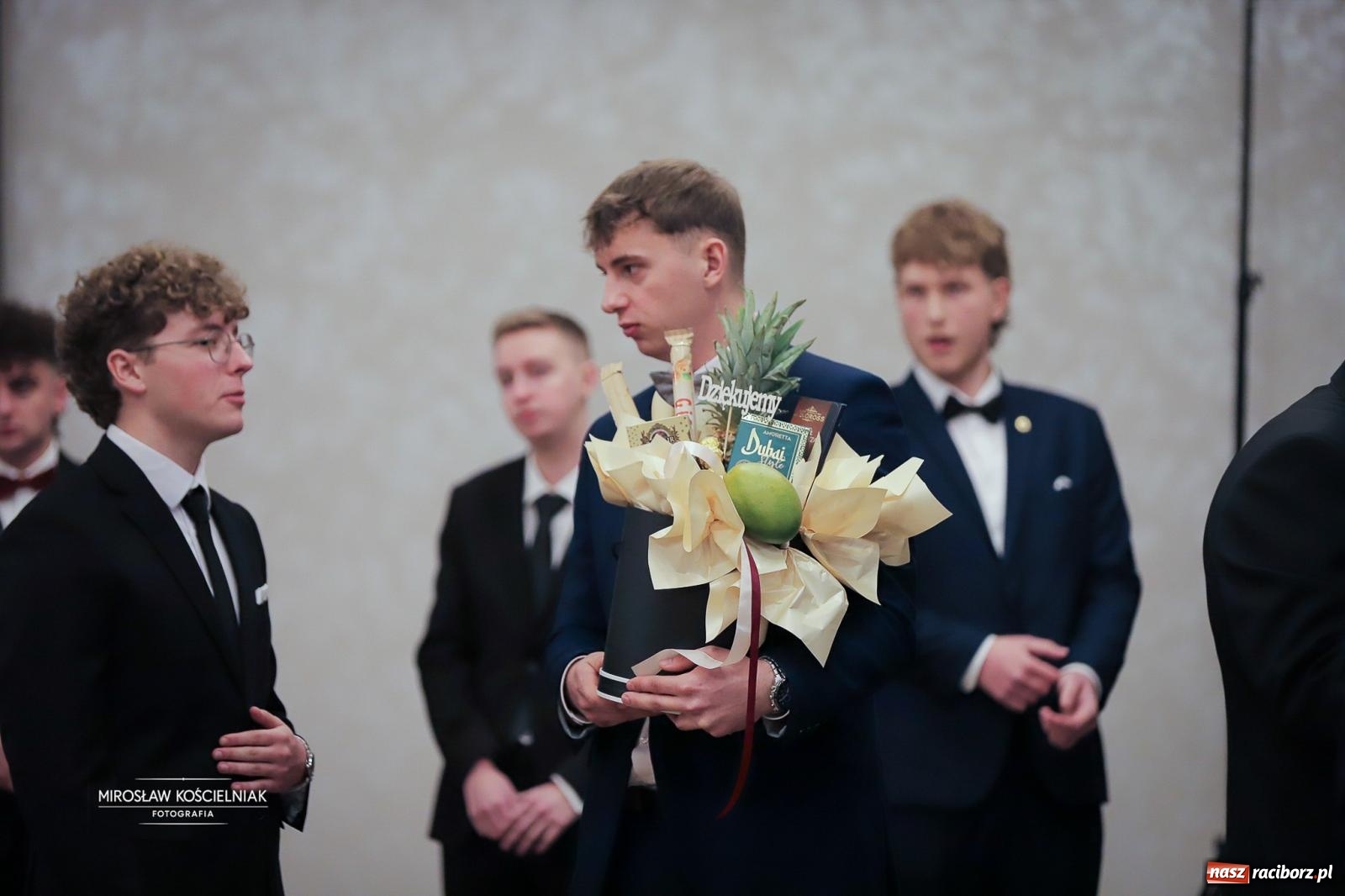 Zdjęcie w galerii na portalu naszraciborz.pl: Studniówka raciborskiego Mechanika – wszystkie klasy bawią się wspólnie [FOTO i WIDEO] wiadomości z regionu