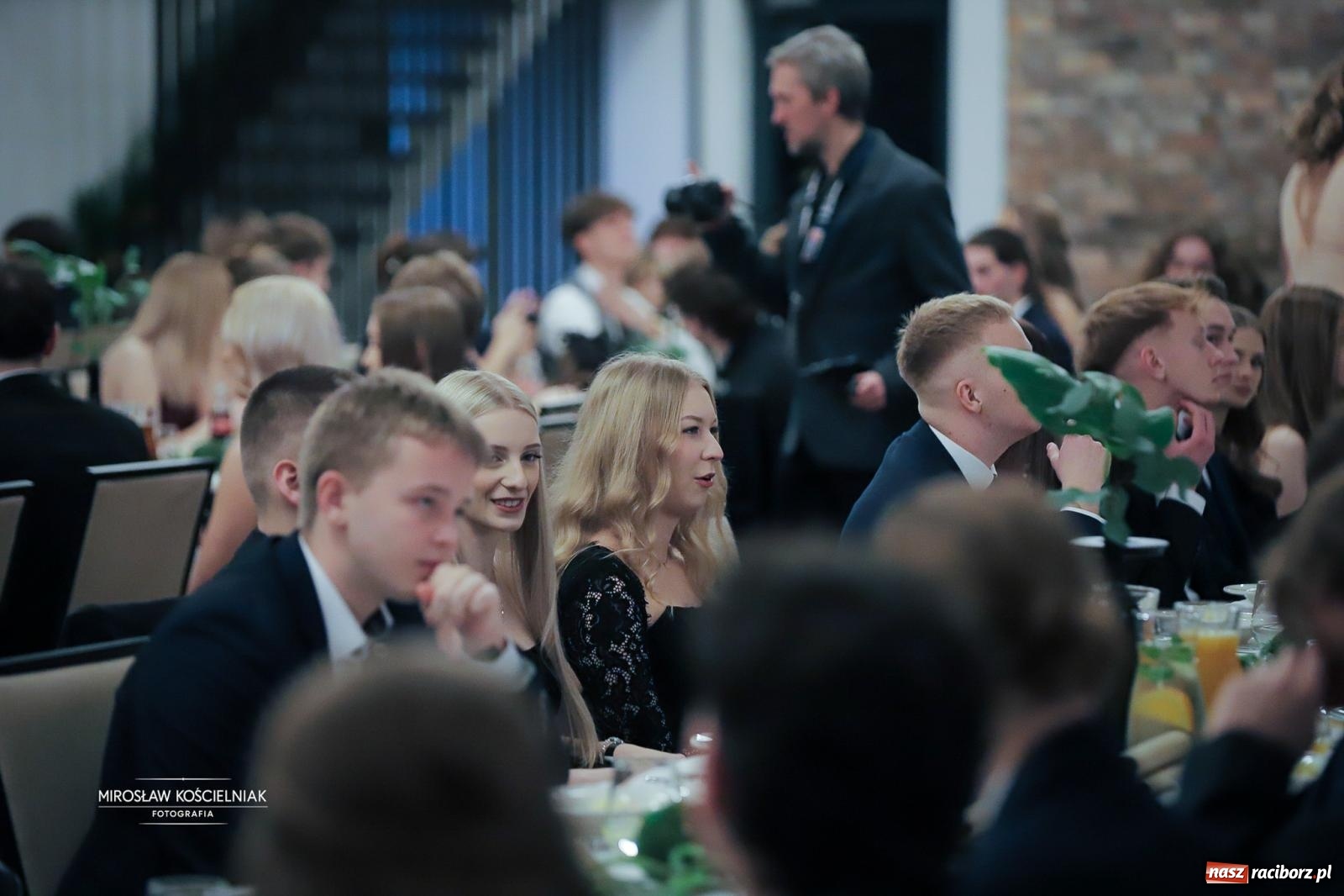 Zdjęcie w galerii na portalu naszraciborz.pl: Studniówka raciborskiego Mechanika – wszystkie klasy bawią się wspólnie [FOTO i WIDEO] wiadomości z regionu