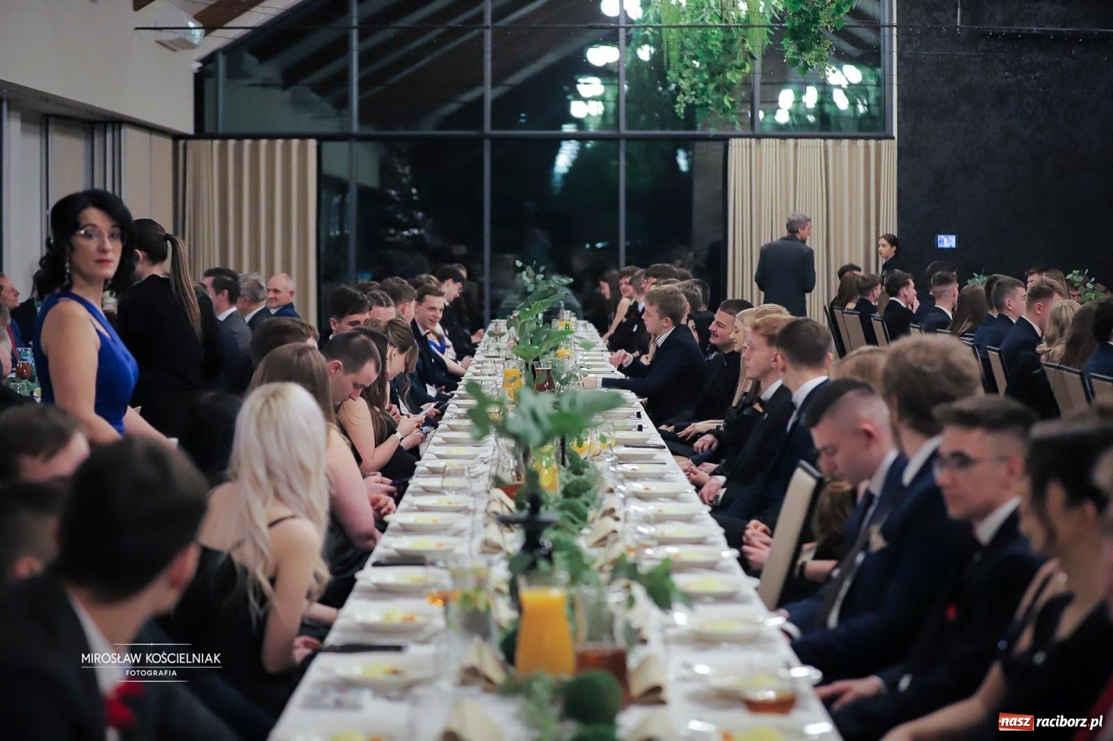 Zdjęcie w galerii na portalu naszraciborz.pl: Studniówka raciborskiego Mechanika – wszystkie klasy bawią się wspólnie [FOTO i WIDEO] wiadomości z regionu