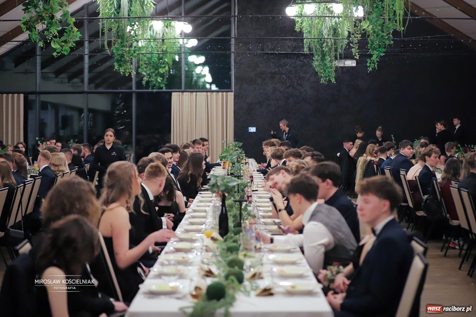 Zdjęcie w galerii na portalu naszraciborz.pl: Studniówka raciborskiego Mechanika – wszystkie klasy bawią się wspólnie [FOTO i WIDEO] wiadomości z regionu