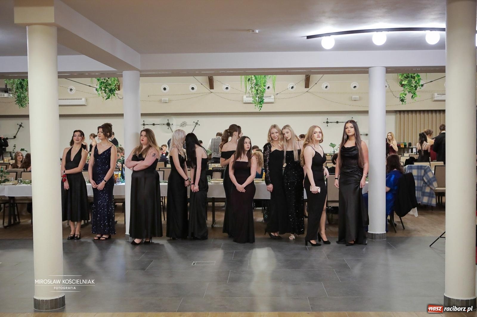 Zdjęcie w galerii na portalu naszraciborz.pl: Studniówka raciborskiego Mechanika – wszystkie klasy bawią się wspólnie [FOTO i WIDEO] wiadomości z regionu