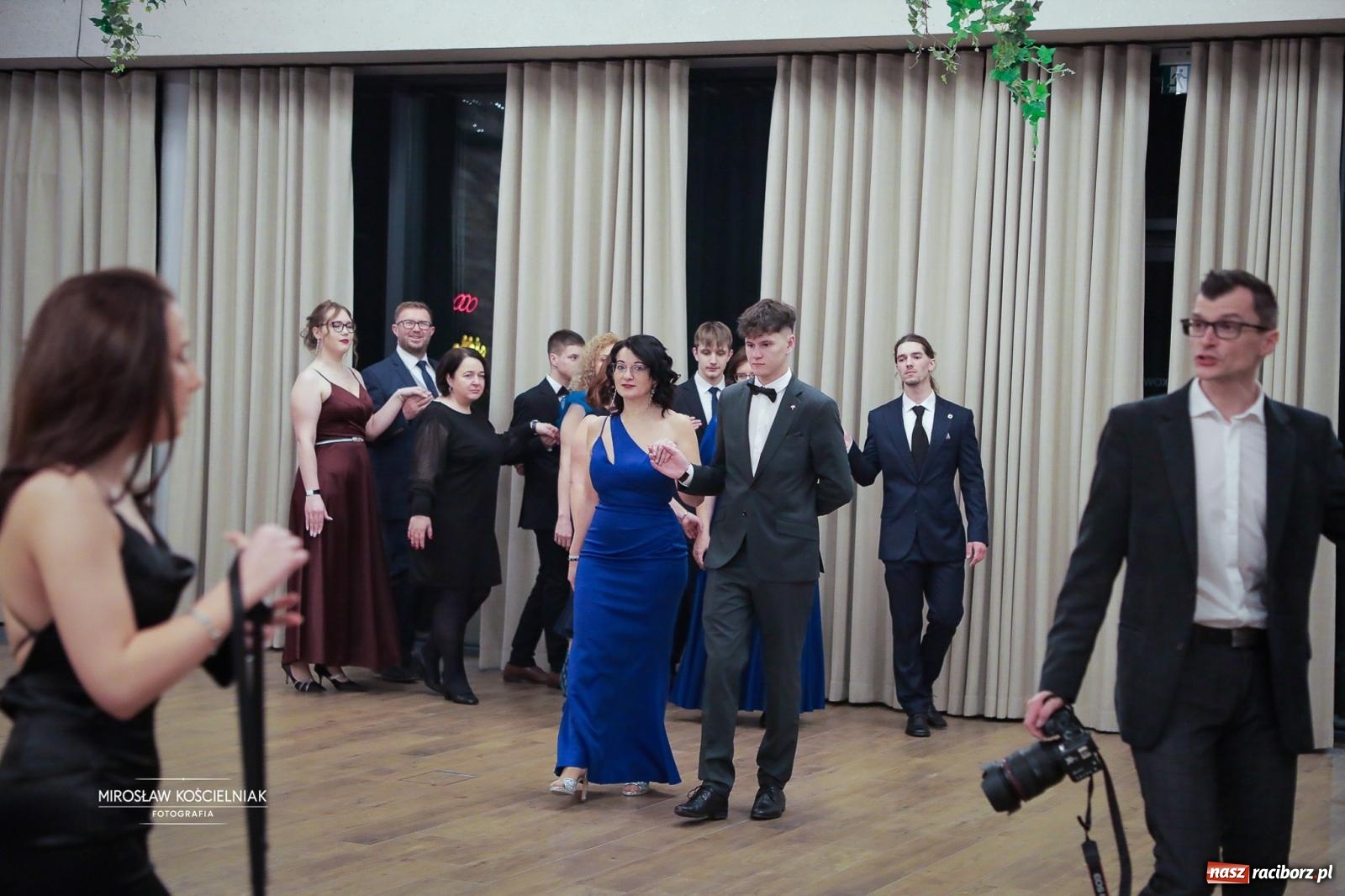 Zdjęcie w galerii na portalu naszraciborz.pl: Studniówka raciborskiego Mechanika – wszystkie klasy bawią się wspólnie [FOTO i WIDEO] wiadomości z regionu