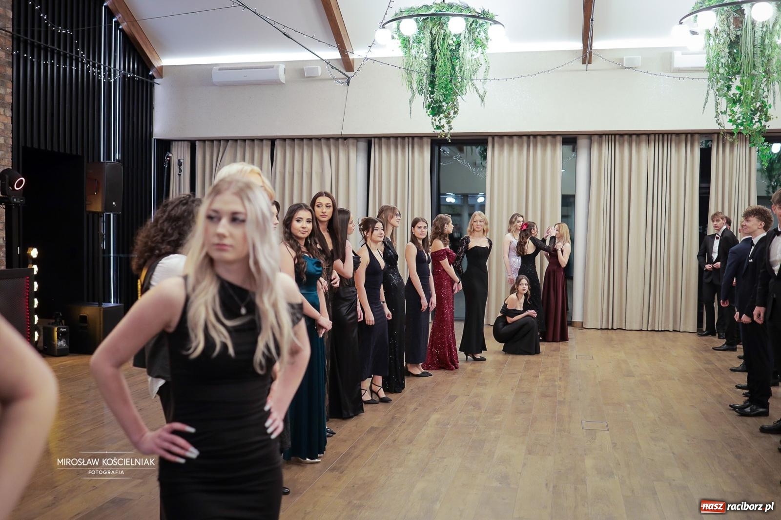 Zdjęcie w galerii na portalu naszraciborz.pl: Studniówka raciborskiego Mechanika – wszystkie klasy bawią się wspólnie [FOTO i WIDEO] wiadomości z regionu