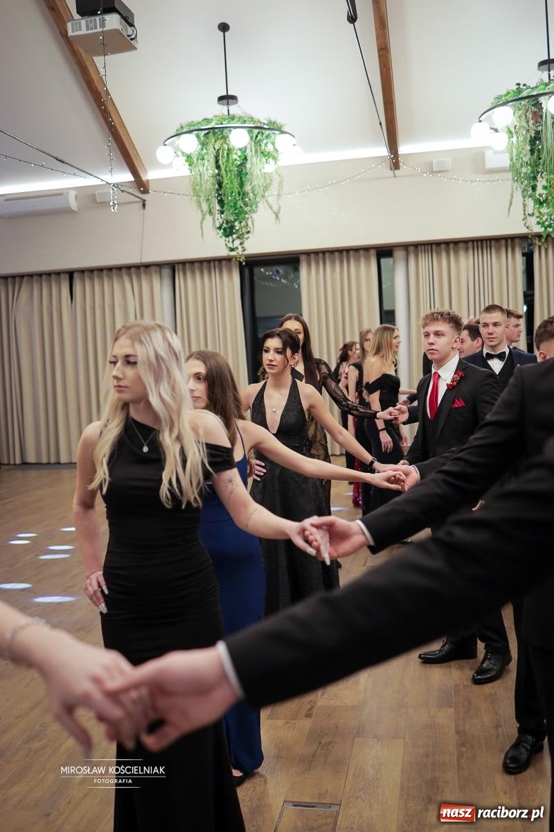 Zdjęcie w galerii na portalu naszraciborz.pl: Studniówka raciborskiego Mechanika – wszystkie klasy bawią się wspólnie [FOTO i WIDEO] wiadomości z regionu