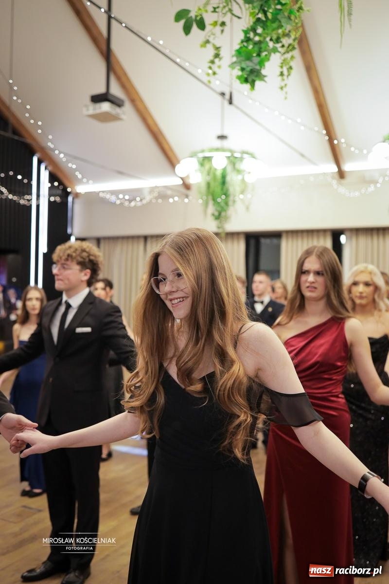 Zdjęcie w galerii na portalu naszraciborz.pl: Studniówka raciborskiego Mechanika – wszystkie klasy bawią się wspólnie [FOTO i WIDEO] wiadomości z regionu