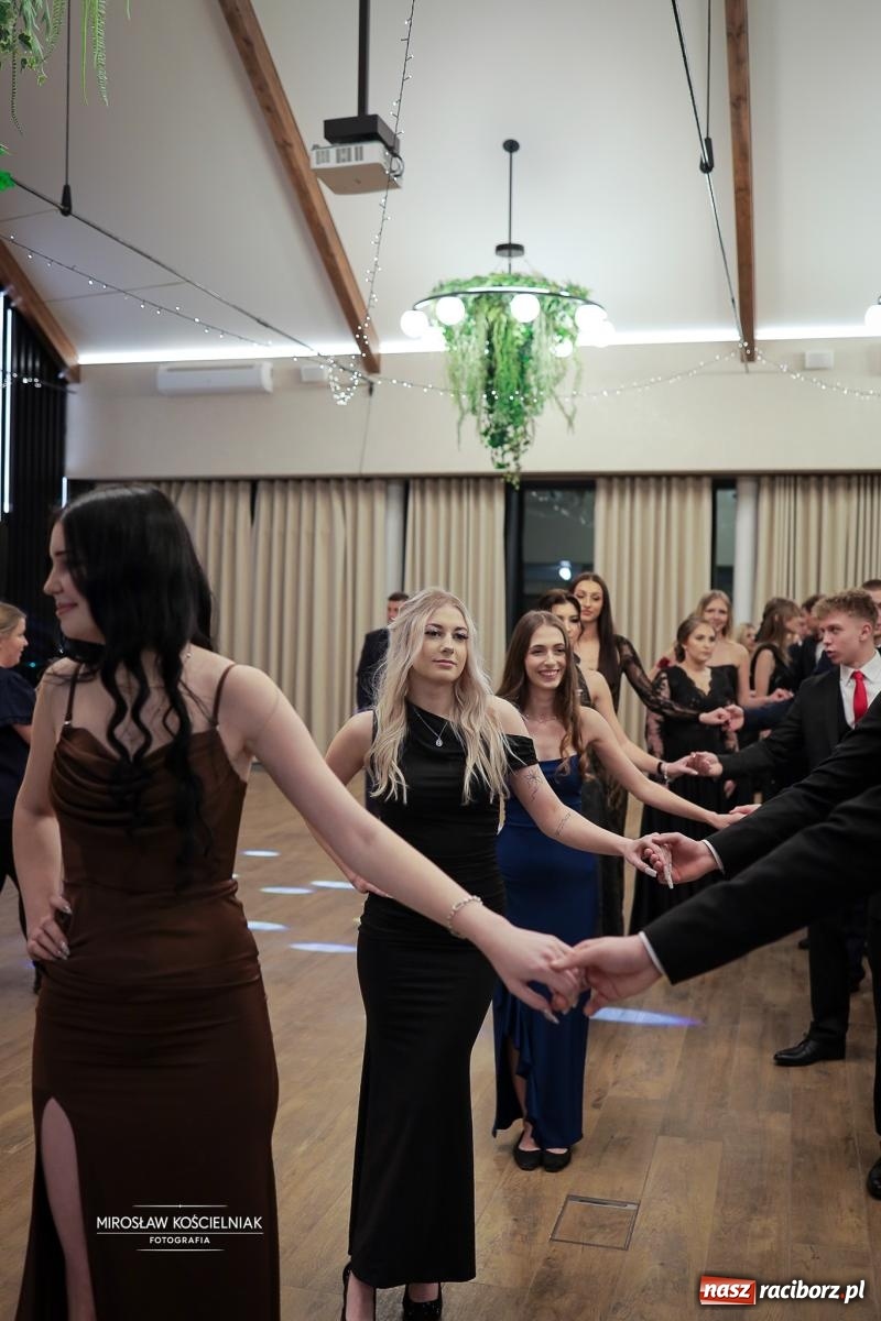 Zdjęcie w galerii na portalu naszraciborz.pl: Studniówka raciborskiego Mechanika – wszystkie klasy bawią się wspólnie [FOTO i WIDEO] wiadomości z regionu