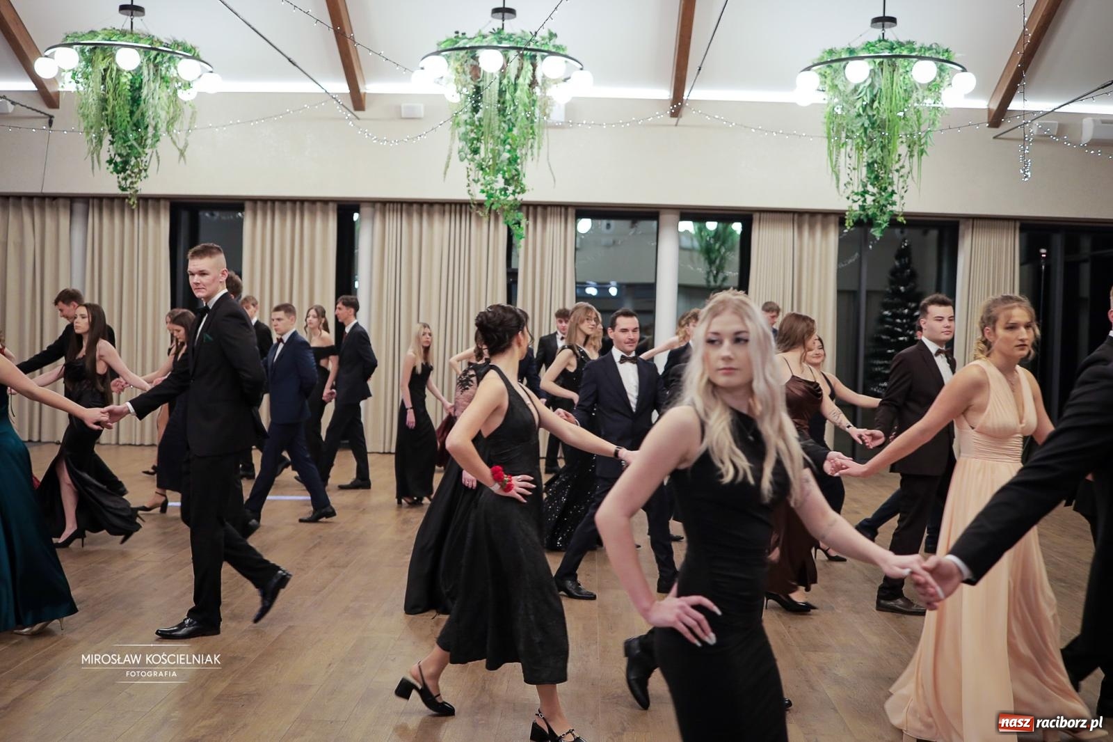 Zdjęcie w galerii na portalu naszraciborz.pl: Studniówka raciborskiego Mechanika – wszystkie klasy bawią się wspólnie [FOTO i WIDEO] wiadomości z regionu