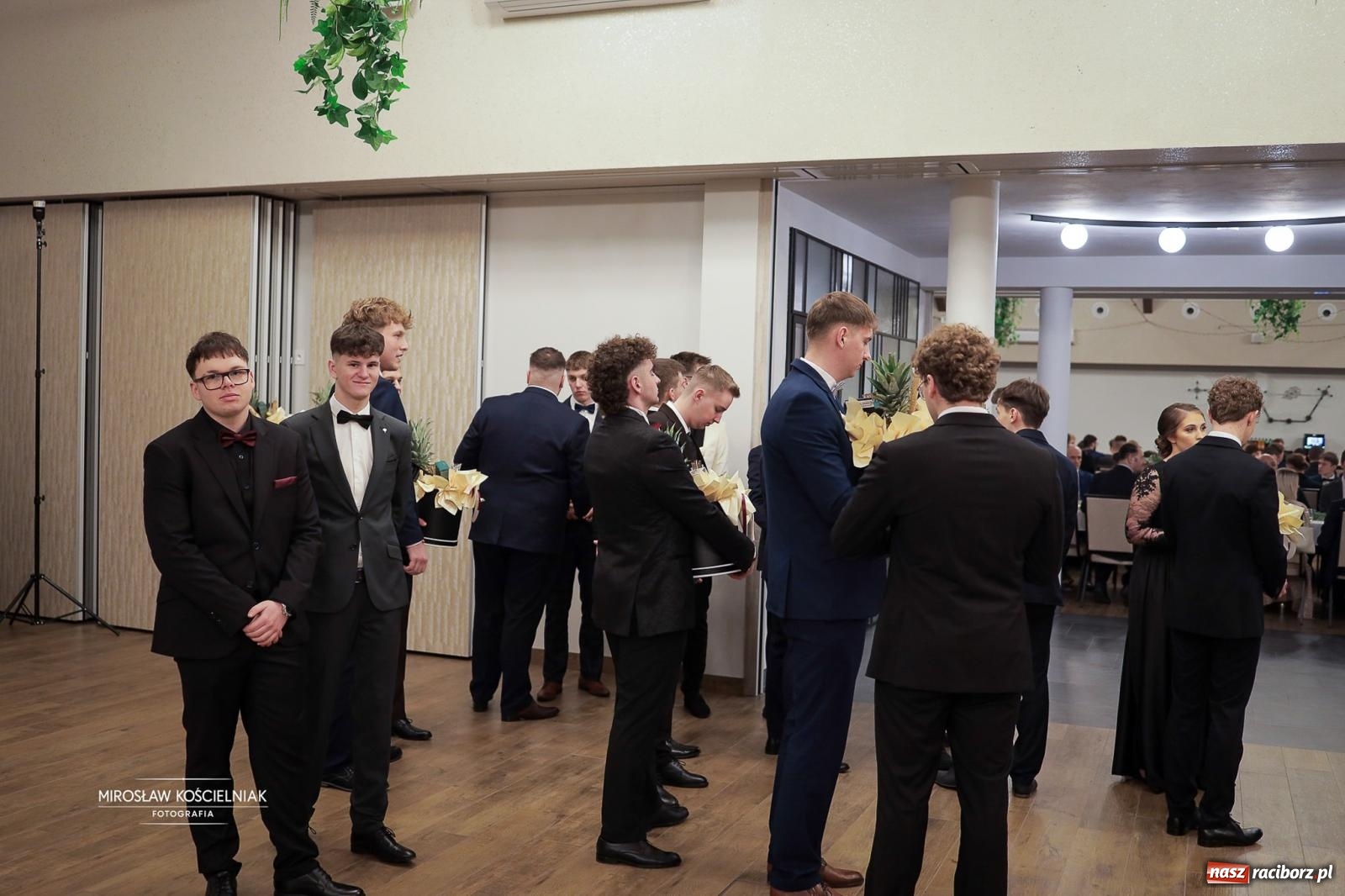 Zdjęcie w galerii na portalu naszraciborz.pl: Studniówka raciborskiego Mechanika – wszystkie klasy bawią się wspólnie [FOTO i WIDEO] wiadomości z regionu