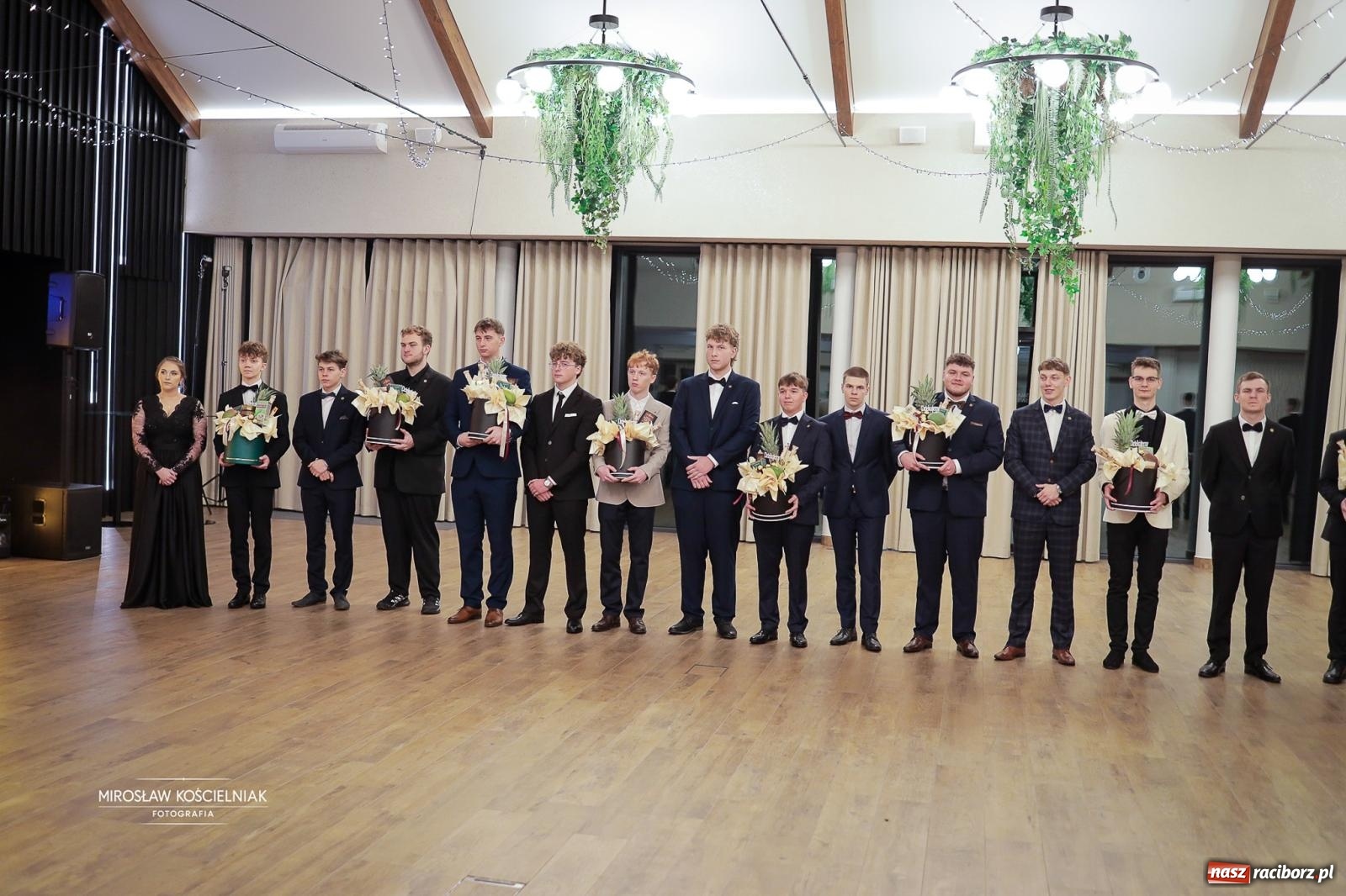 Zdjęcie w galerii na portalu naszraciborz.pl: Studniówka raciborskiego Mechanika – wszystkie klasy bawią się wspólnie [FOTO i WIDEO] wiadomości z regionu