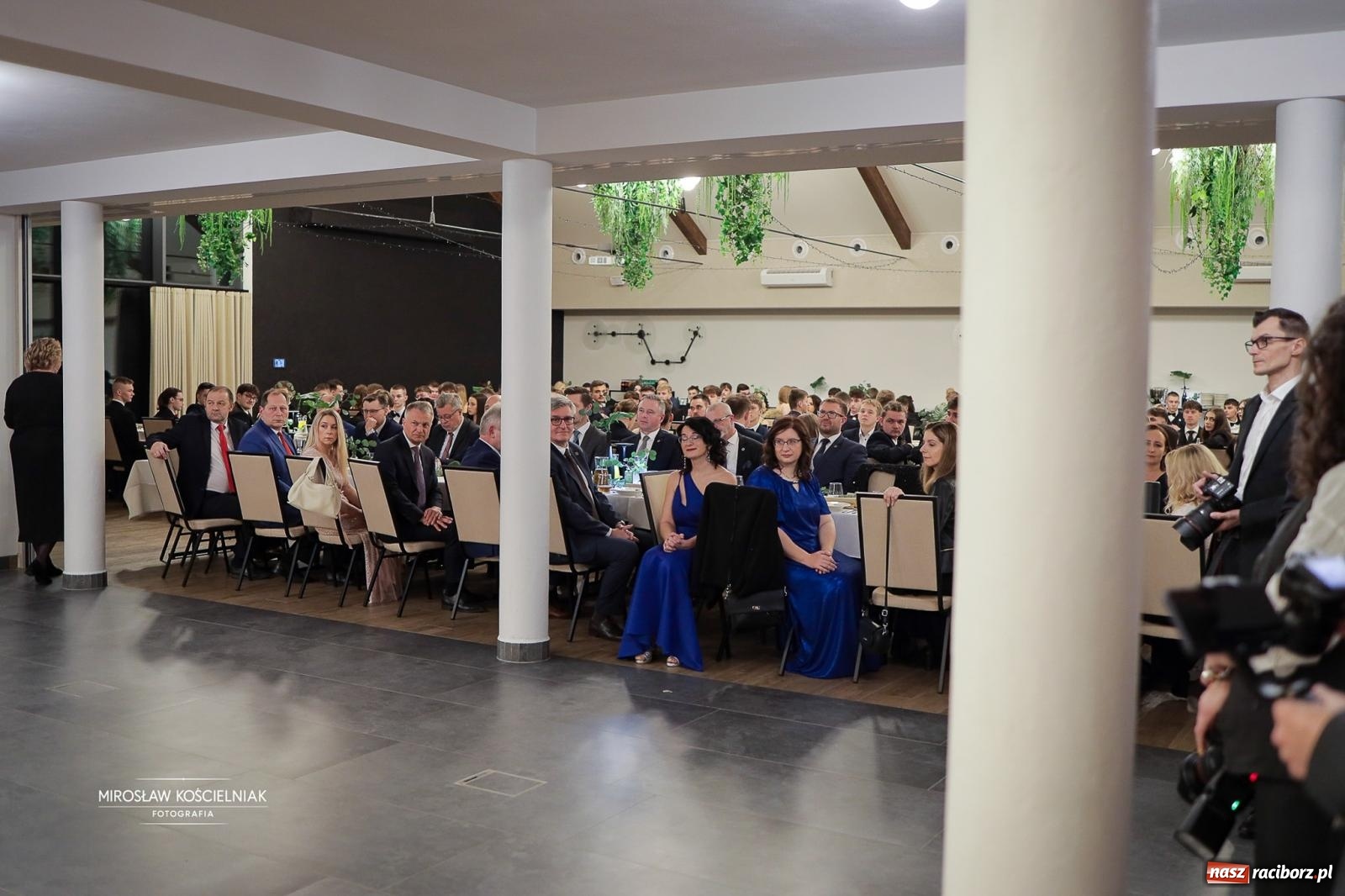 Zdjęcie w galerii na portalu naszraciborz.pl: Studniówka raciborskiego Mechanika – wszystkie klasy bawią się wspólnie [FOTO i WIDEO] wiadomości z regionu