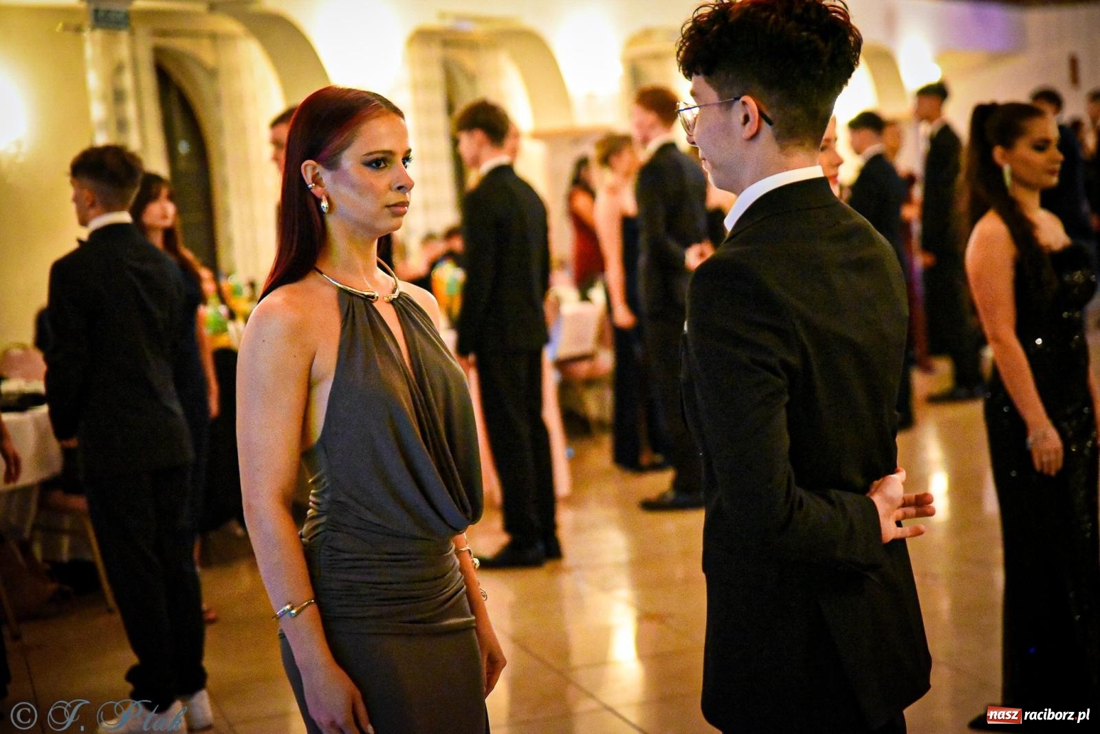 Zdjęcie w galerii na portalu naszraciborz.pl: Poloneza czas zacząć! Studniówka ZSOMS w Raciborzu [FOTO i WIDEO] wiadomości z regionu