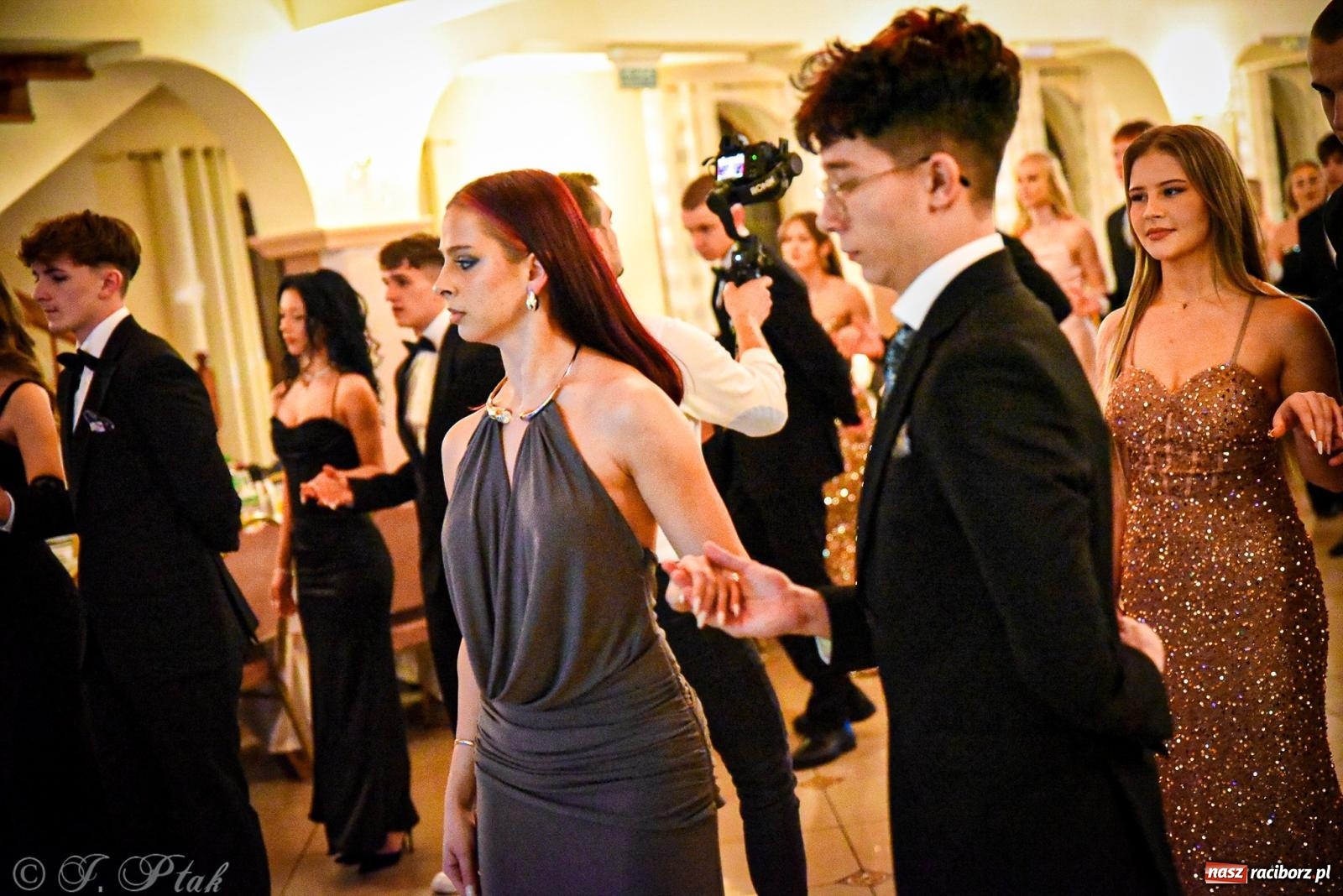 Zdjęcie w galerii na portalu naszraciborz.pl: Poloneza czas zacząć! Studniówka ZSOMS w Raciborzu [FOTO i WIDEO] wiadomości z regionu