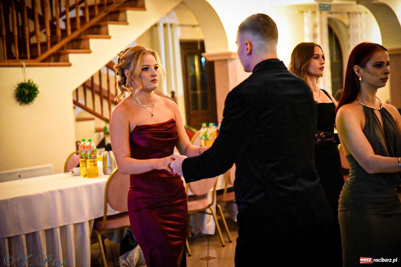 Zdjęcie w galerii na portalu naszraciborz.pl: Poloneza czas zacząć! Studniówka ZSOMS w Raciborzu [FOTO i WIDEO] wiadomości z regionu