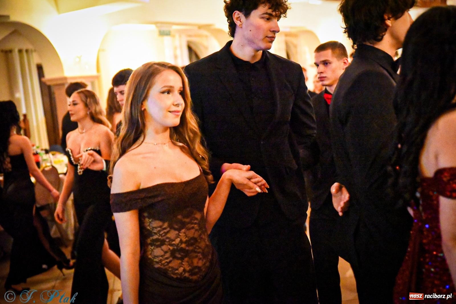 Zdjęcie w galerii na portalu naszraciborz.pl: Poloneza czas zacząć! Studniówka ZSOMS w Raciborzu [FOTO i WIDEO] wiadomości z regionu