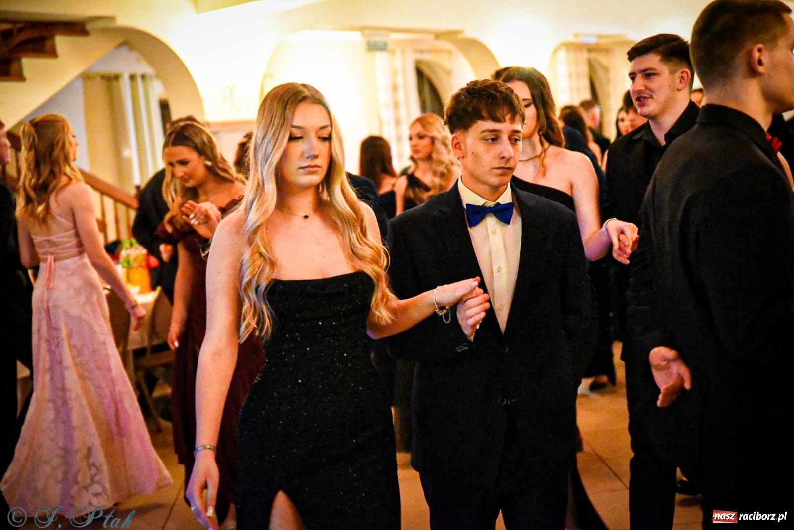 Zdjęcie w galerii na portalu naszraciborz.pl: Poloneza czas zacząć! Studniówka ZSOMS w Raciborzu [FOTO i WIDEO] wiadomości z regionu