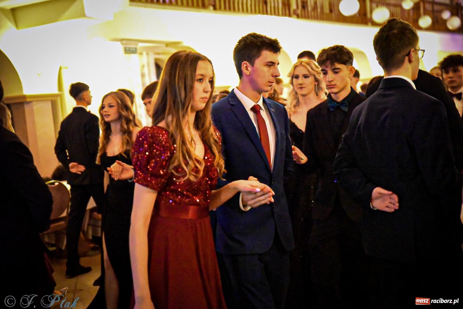 Zdjęcie w galerii na portalu naszraciborz.pl: Poloneza czas zacząć! Studniówka ZSOMS w Raciborzu [FOTO i WIDEO] wiadomości z regionu