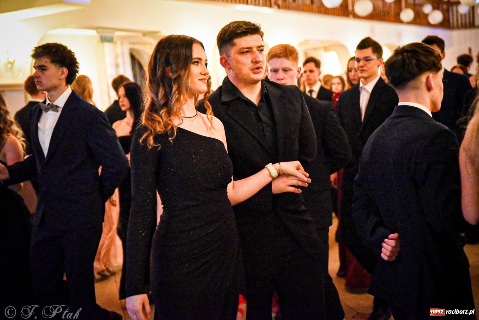 Zdjęcie w galerii na portalu naszraciborz.pl: Poloneza czas zacząć! Studniówka ZSOMS w Raciborzu [FOTO i WIDEO] wiadomości z regionu