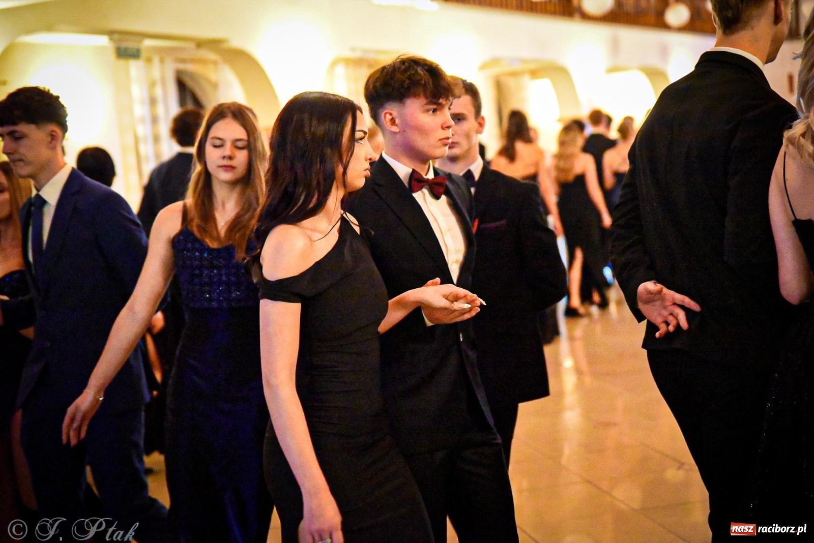 Zdjęcie w galerii na portalu naszraciborz.pl: Poloneza czas zacząć! Studniówka ZSOMS w Raciborzu [FOTO i WIDEO] wiadomości z regionu