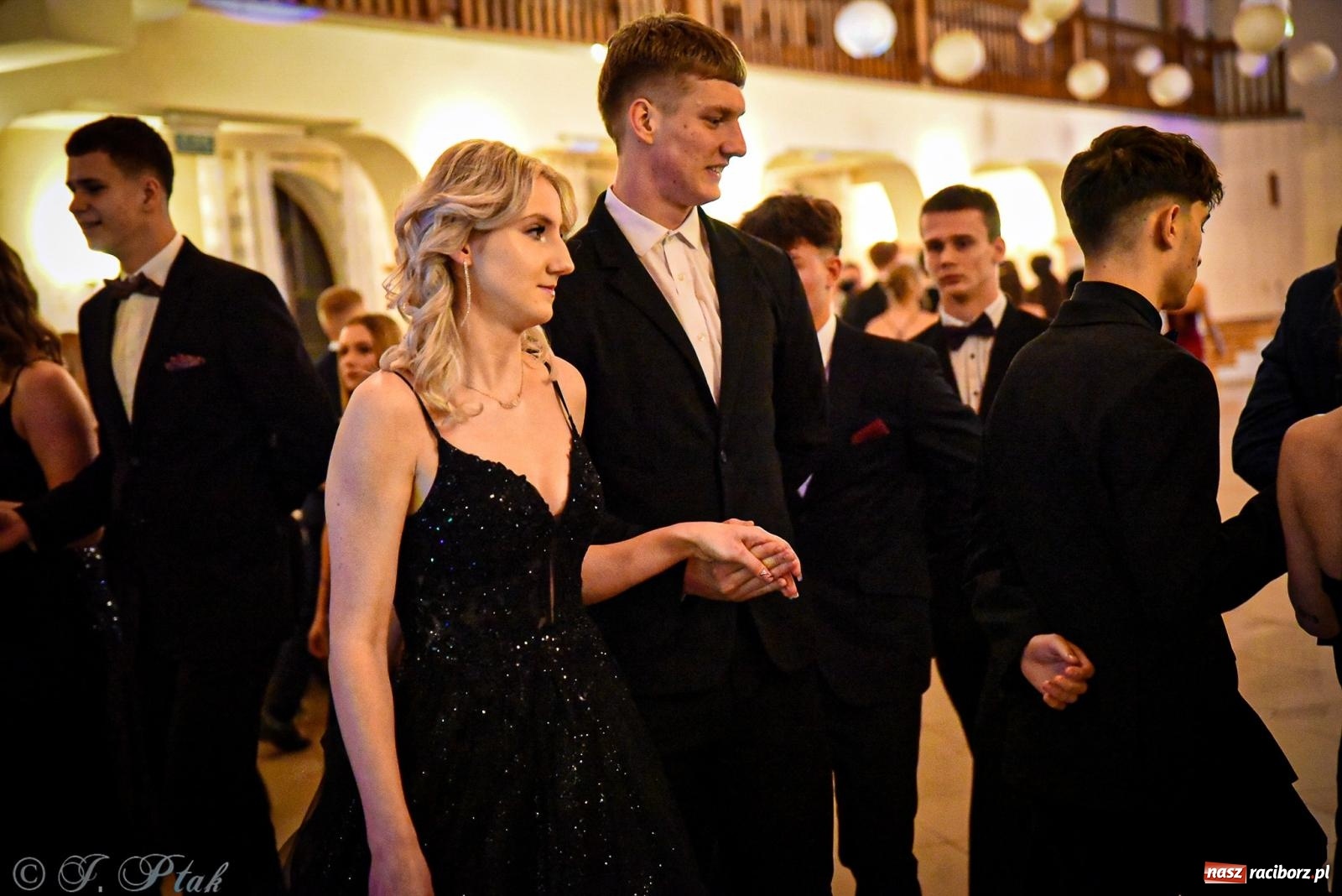 Zdjęcie w galerii na portalu naszraciborz.pl: Poloneza czas zacząć! Studniówka ZSOMS w Raciborzu [FOTO i WIDEO] wiadomości z regionu