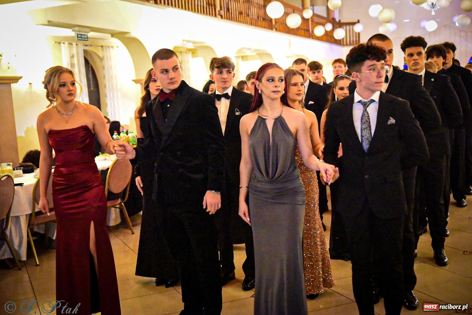 Zdjęcie w galerii na portalu naszraciborz.pl: Poloneza czas zacząć! Studniówka ZSOMS w Raciborzu [FOTO i WIDEO] wiadomości z regionu