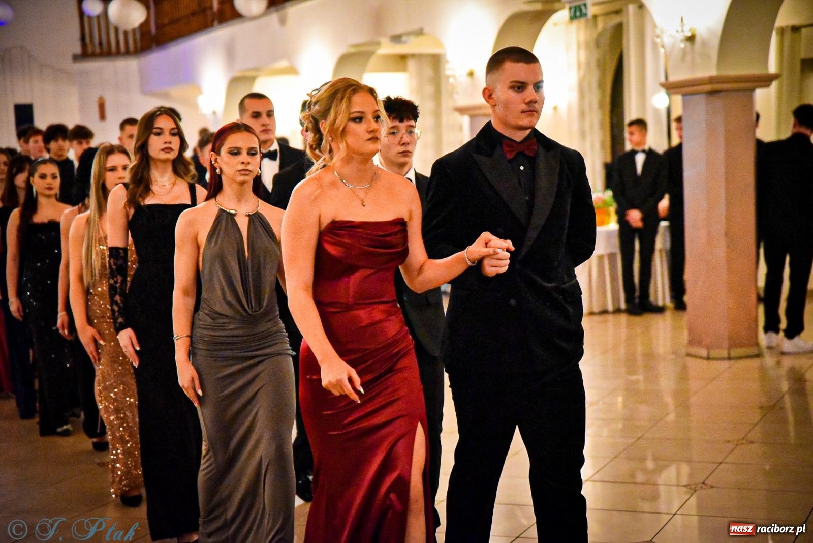 Zdjęcie w galerii na portalu naszraciborz.pl: Poloneza czas zacząć! Studniówka ZSOMS w Raciborzu [FOTO i WIDEO] wiadomości z regionu