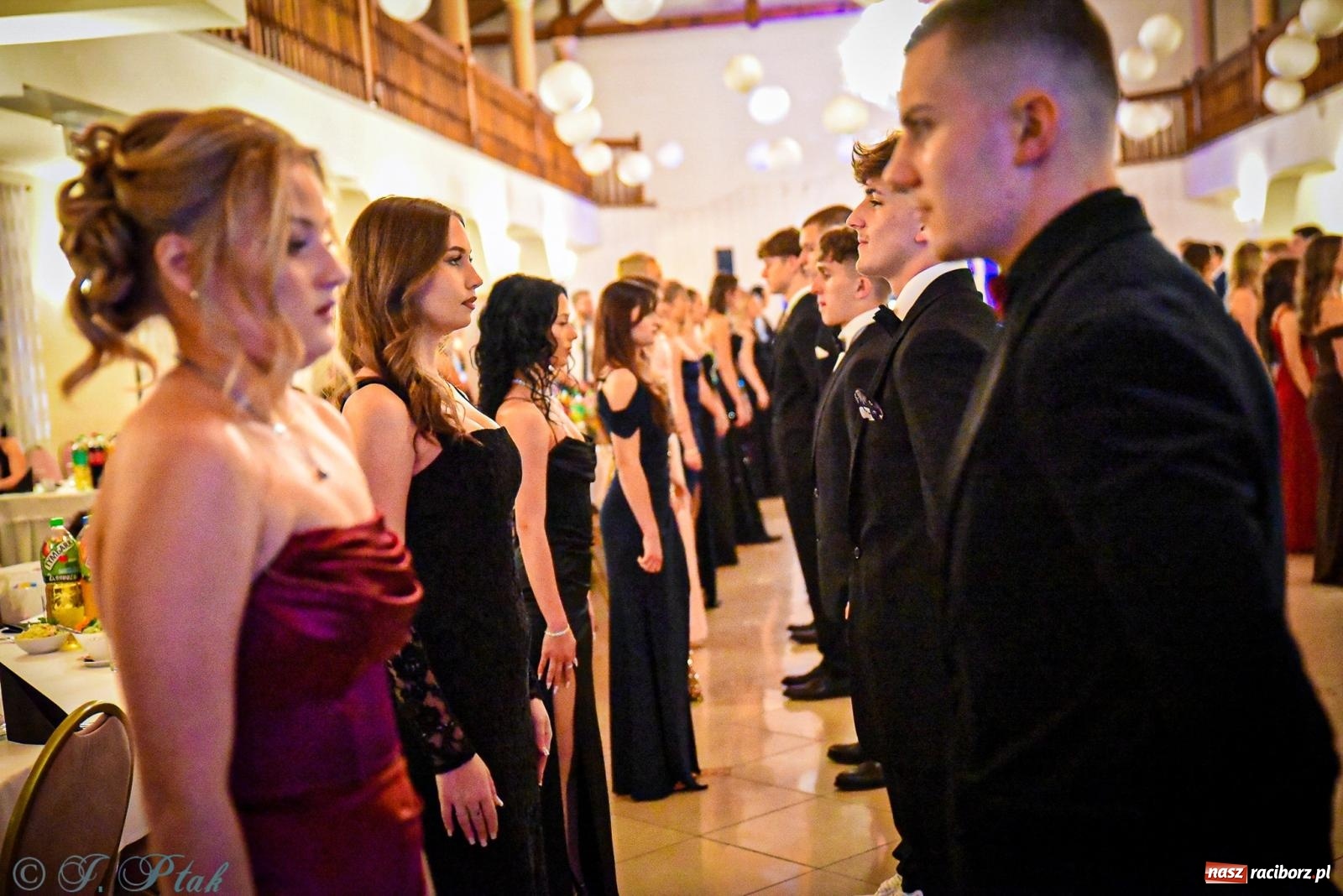 Zdjęcie w galerii na portalu naszraciborz.pl: Poloneza czas zacząć! Studniówka ZSOMS w Raciborzu [FOTO i WIDEO] wiadomości z regionu