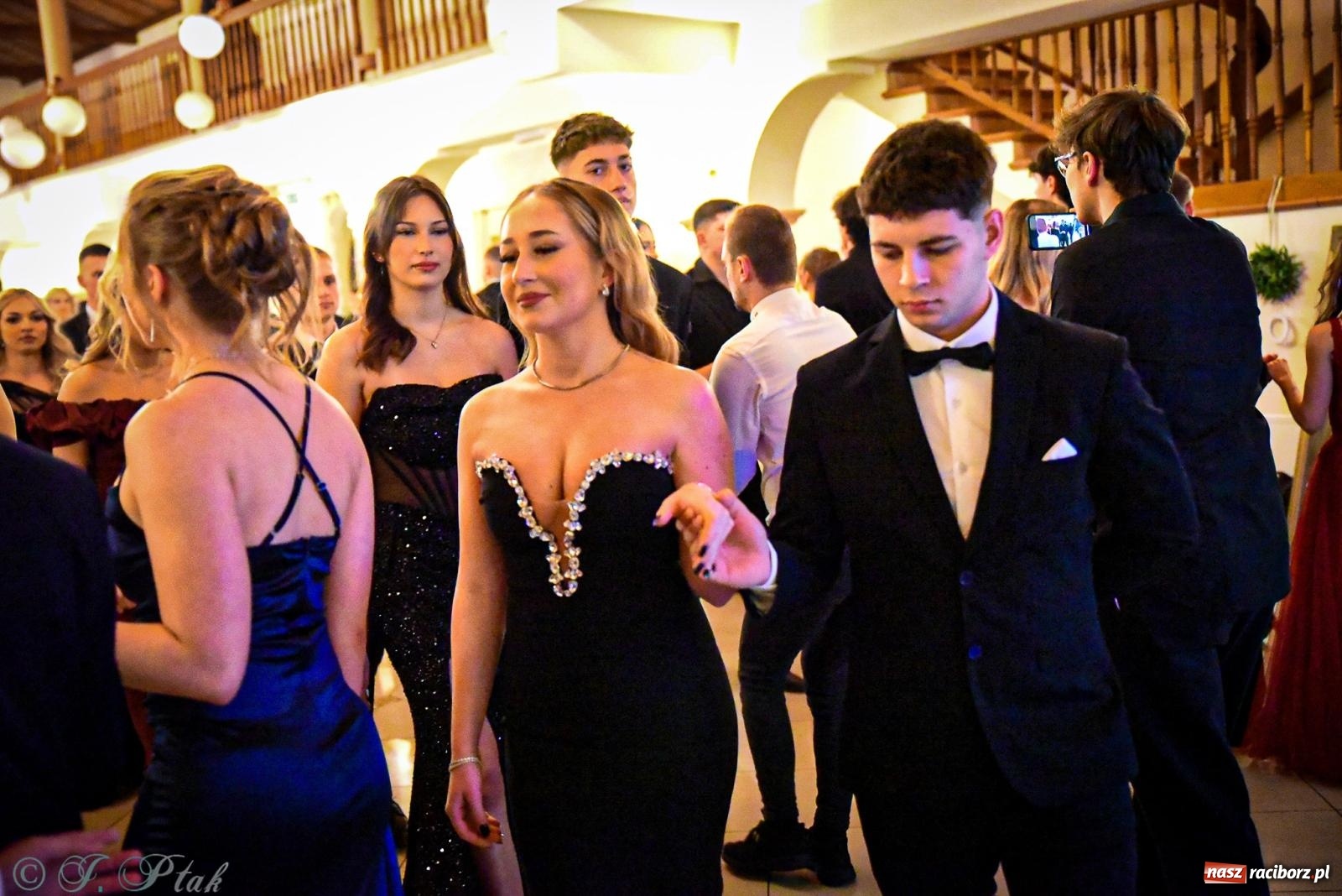 Zdjęcie w galerii na portalu naszraciborz.pl: Poloneza czas zacząć! Studniówka ZSOMS w Raciborzu [FOTO i WIDEO] wiadomości z regionu